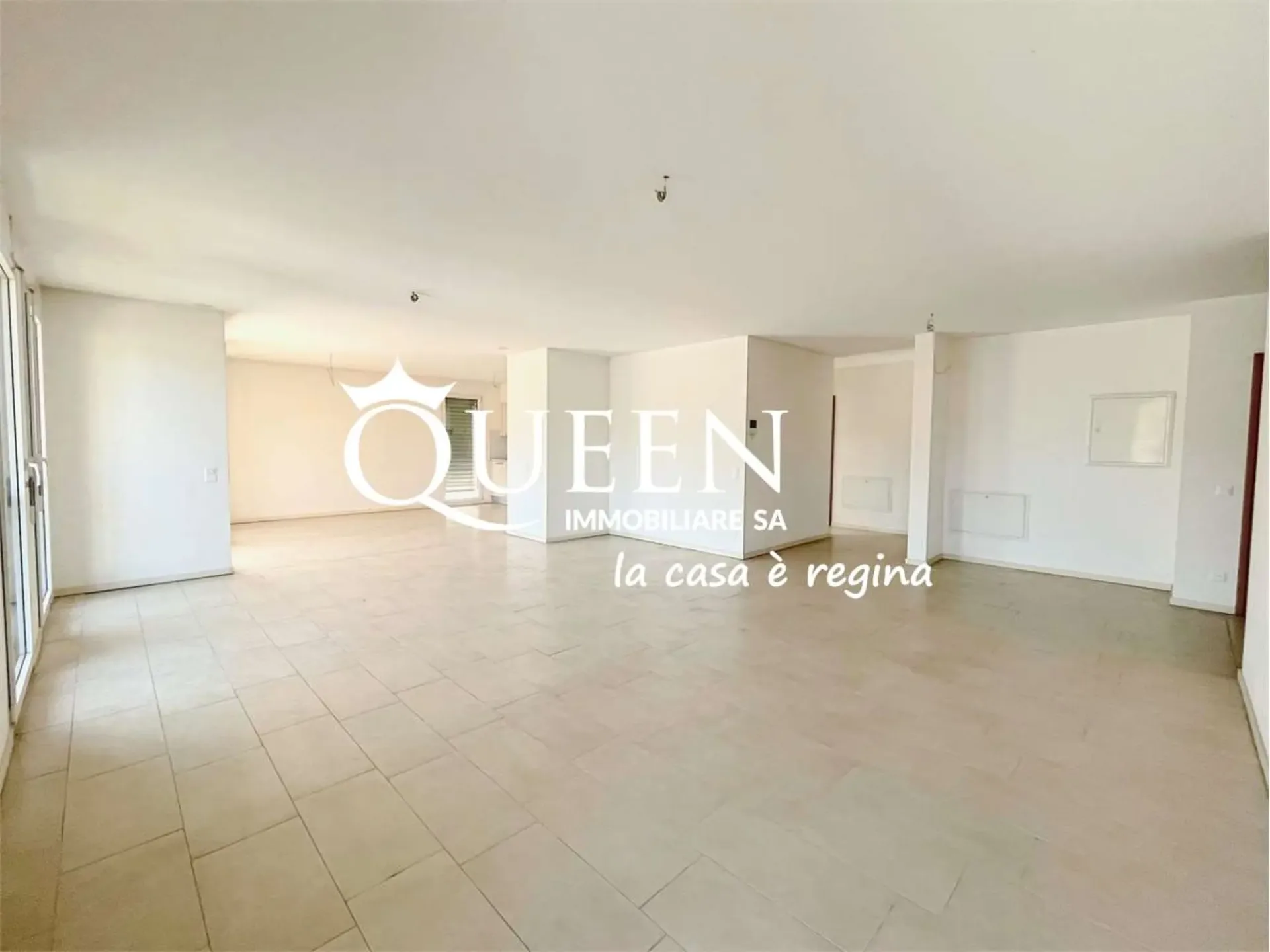 Chiasso: Penthouse mit 4.5 Zimmern, 140 m², Balkonen, freier Blick und Garten