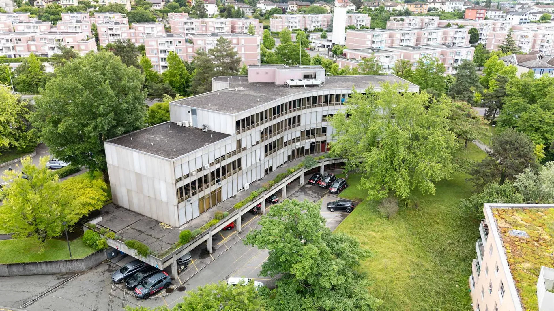 Büros, die an Ihr Wachstum angepasst sind, mit Cafeteria und Besprechungsraum