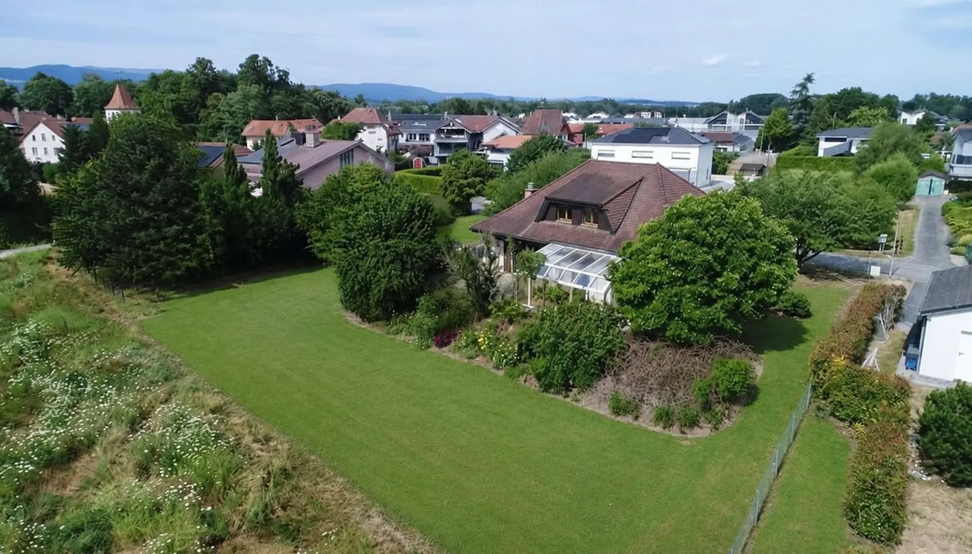Geräumige Familienvilla auf einem außergewöhnlichen Grundstück von 1'435 m²