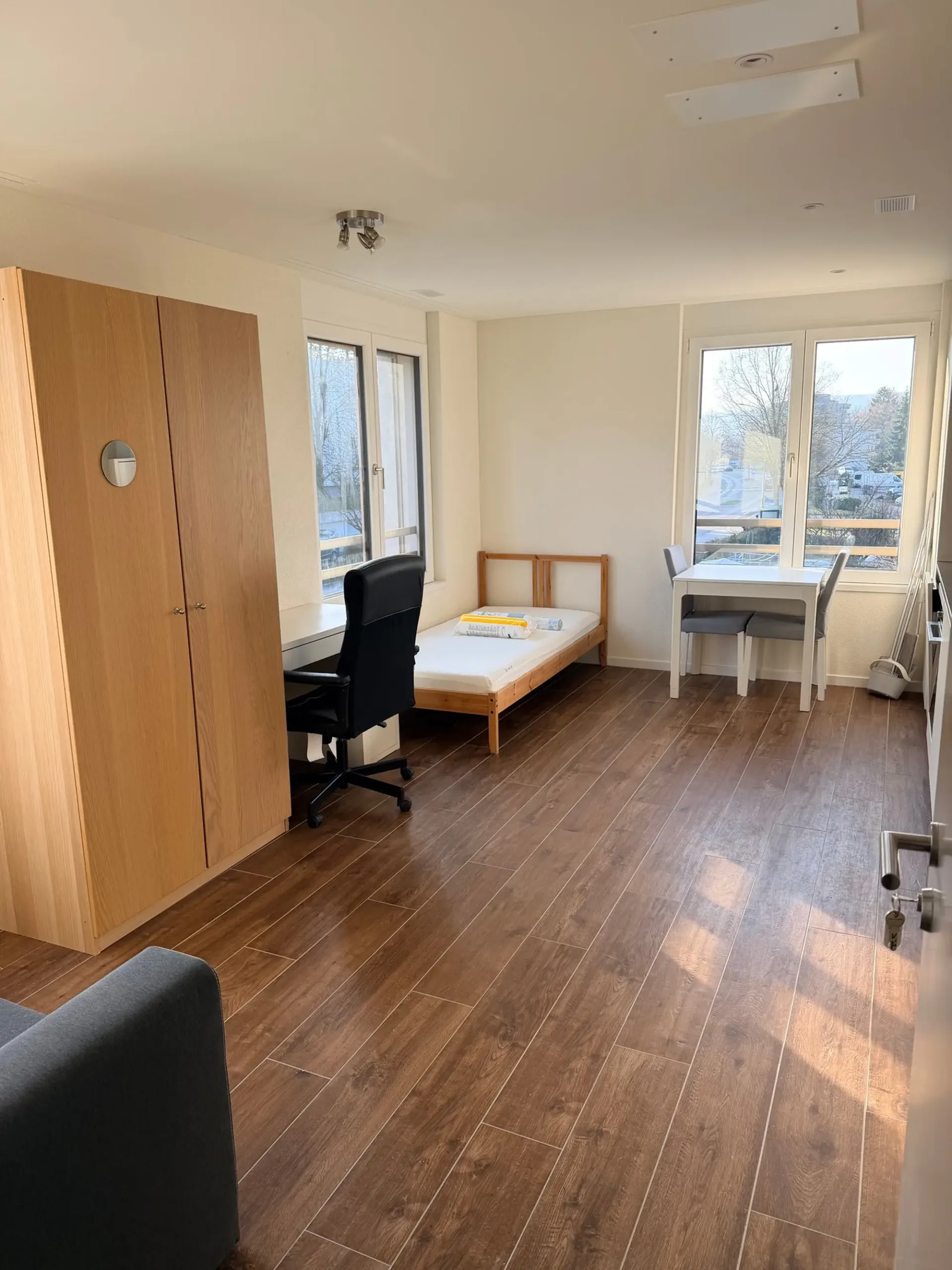Modernes Studio mit Balkon in Opfikon – Neubau