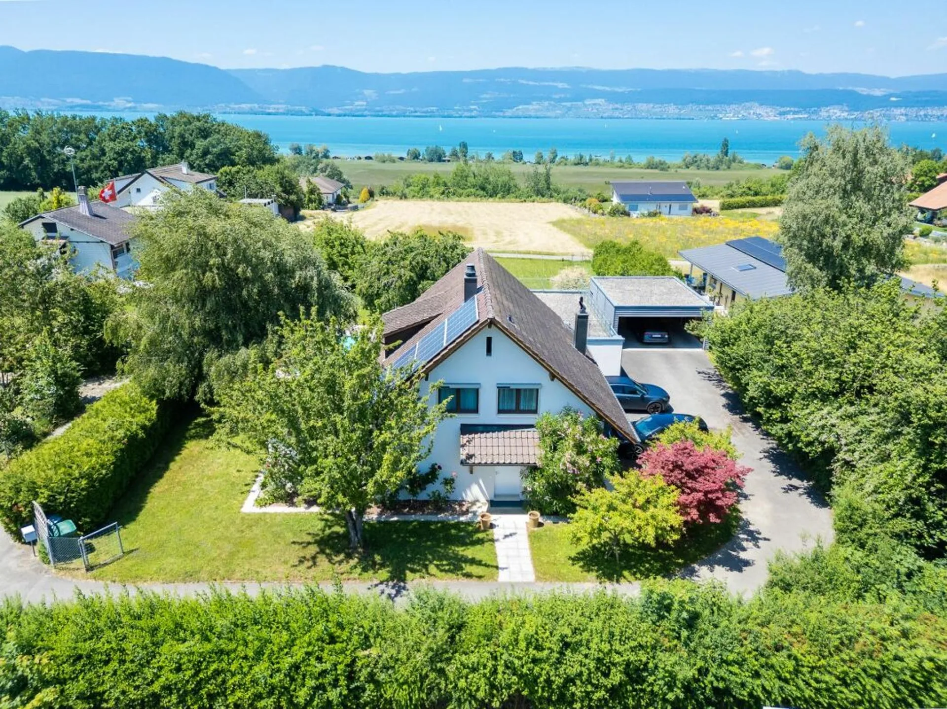 Une vue de rêve - spacieuse villa familiale face au lac de Neuchâtel - Traum Aussicht - geräumiges Einfamilienhaus mit Blick auf den Neuenburgersee