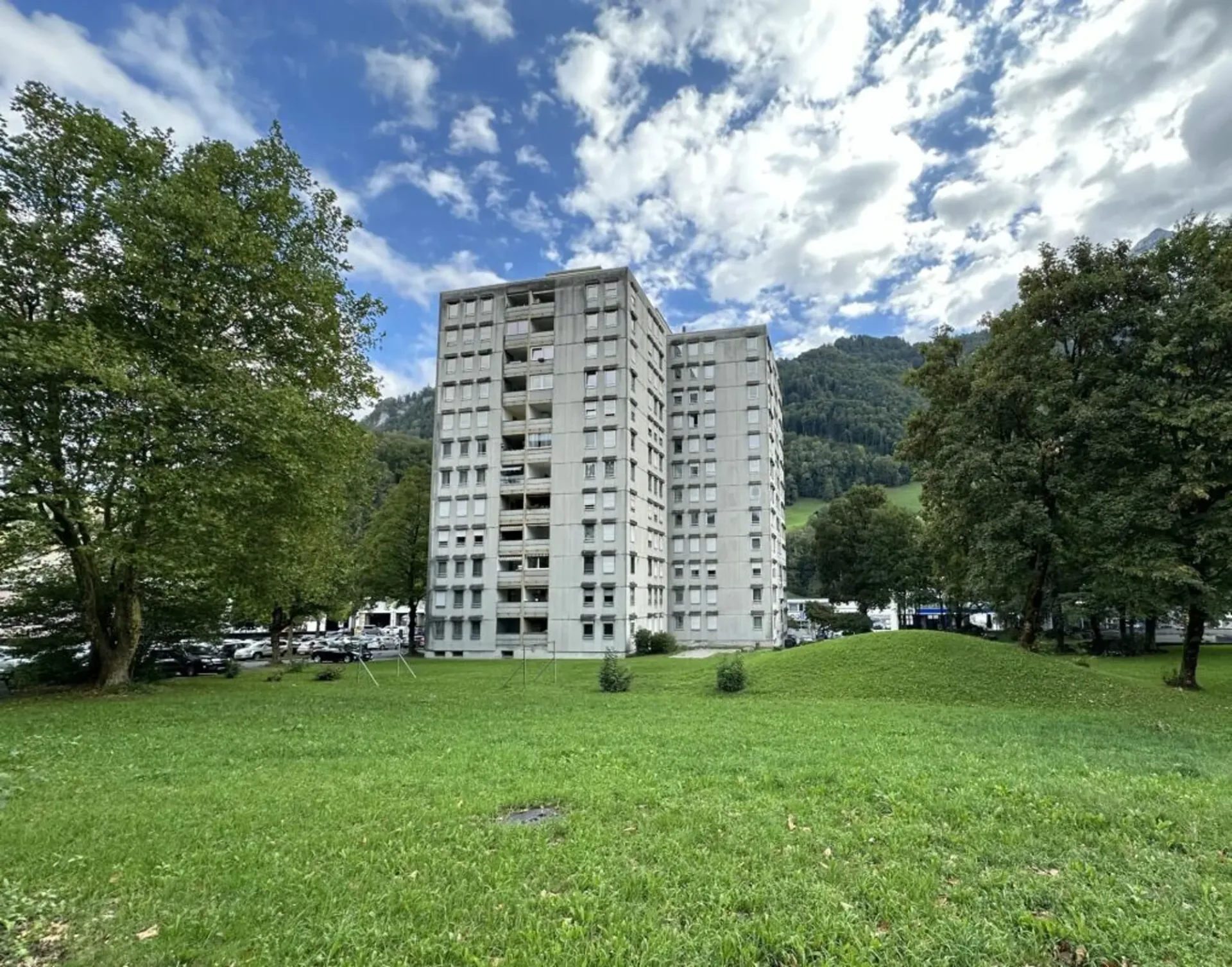 4.5 Zimmer-Wohnung mit Autoabstellplatz
