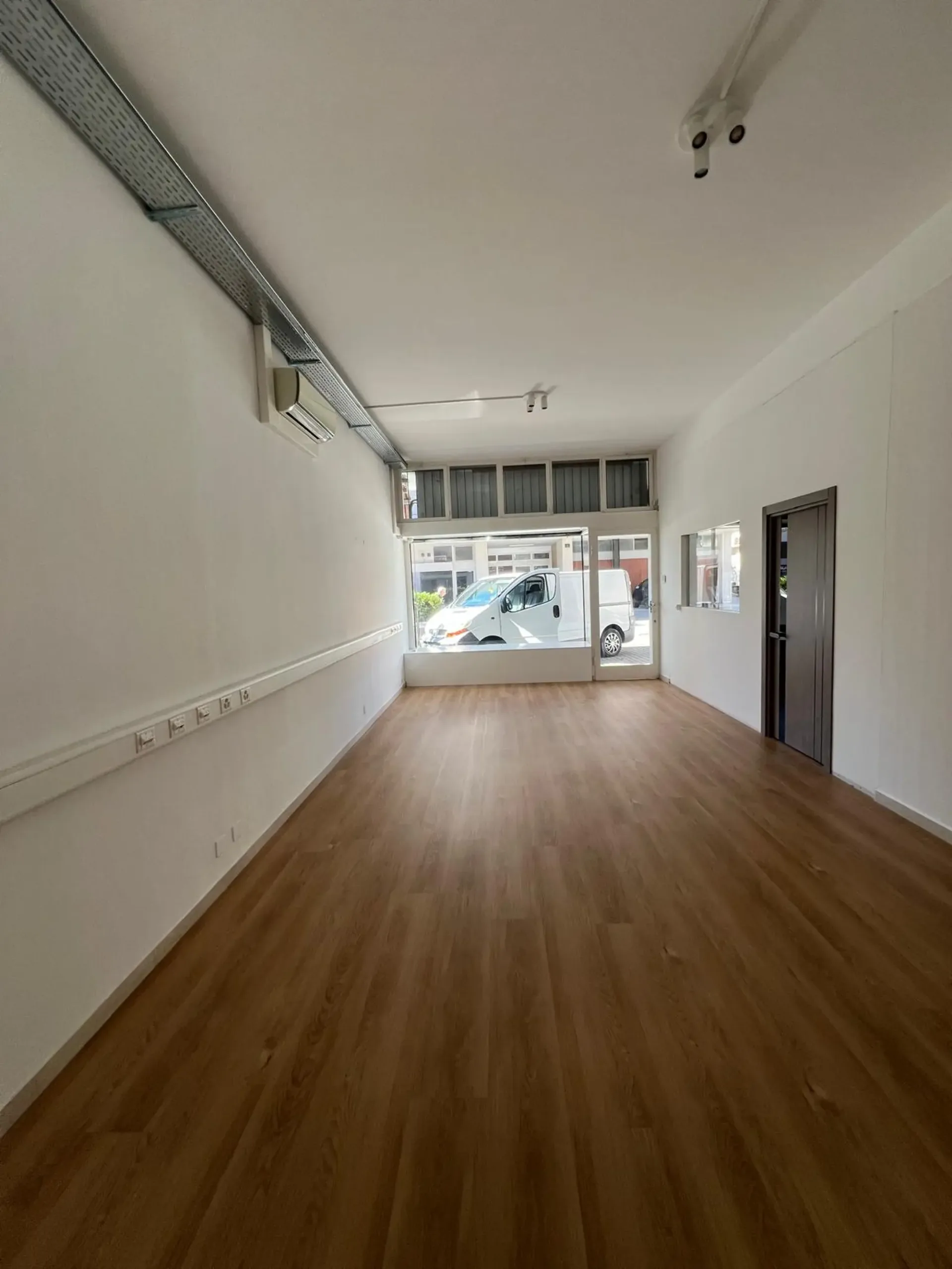 Zentrale Gewerbeimmobilie in Lugano mit Auslage