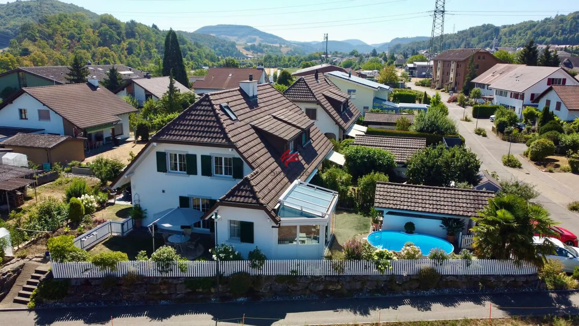 Doppeleinfamilienhaus mit Pool und Wintergarten