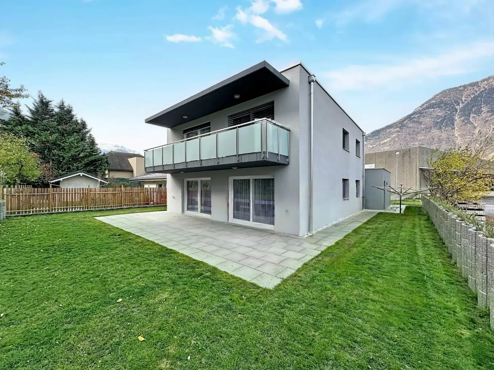 Moderne Villa mit doppeltem Potenzial