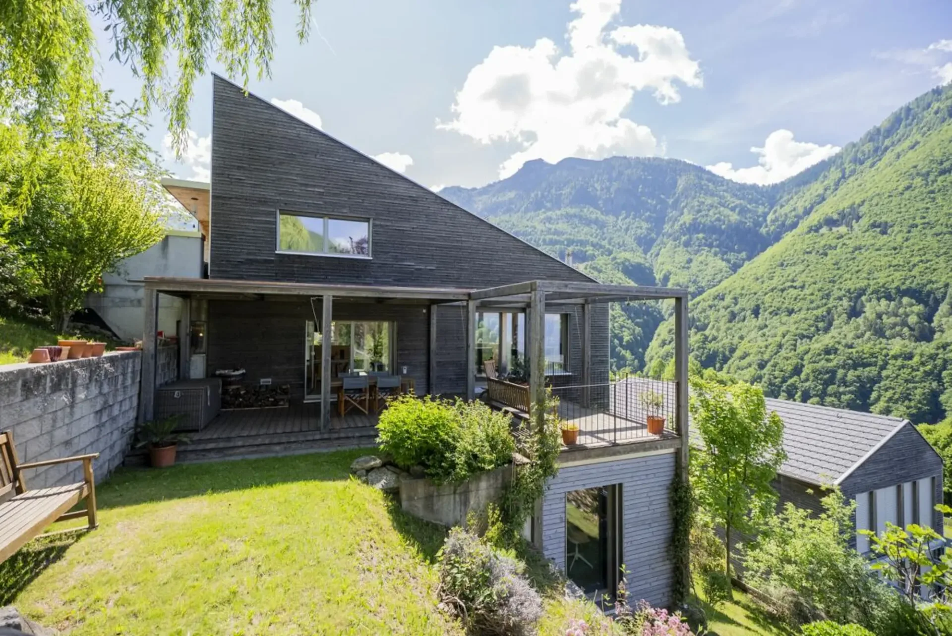 Villa im Designstil, umgeben von Grün mit atemberaubendem Blick