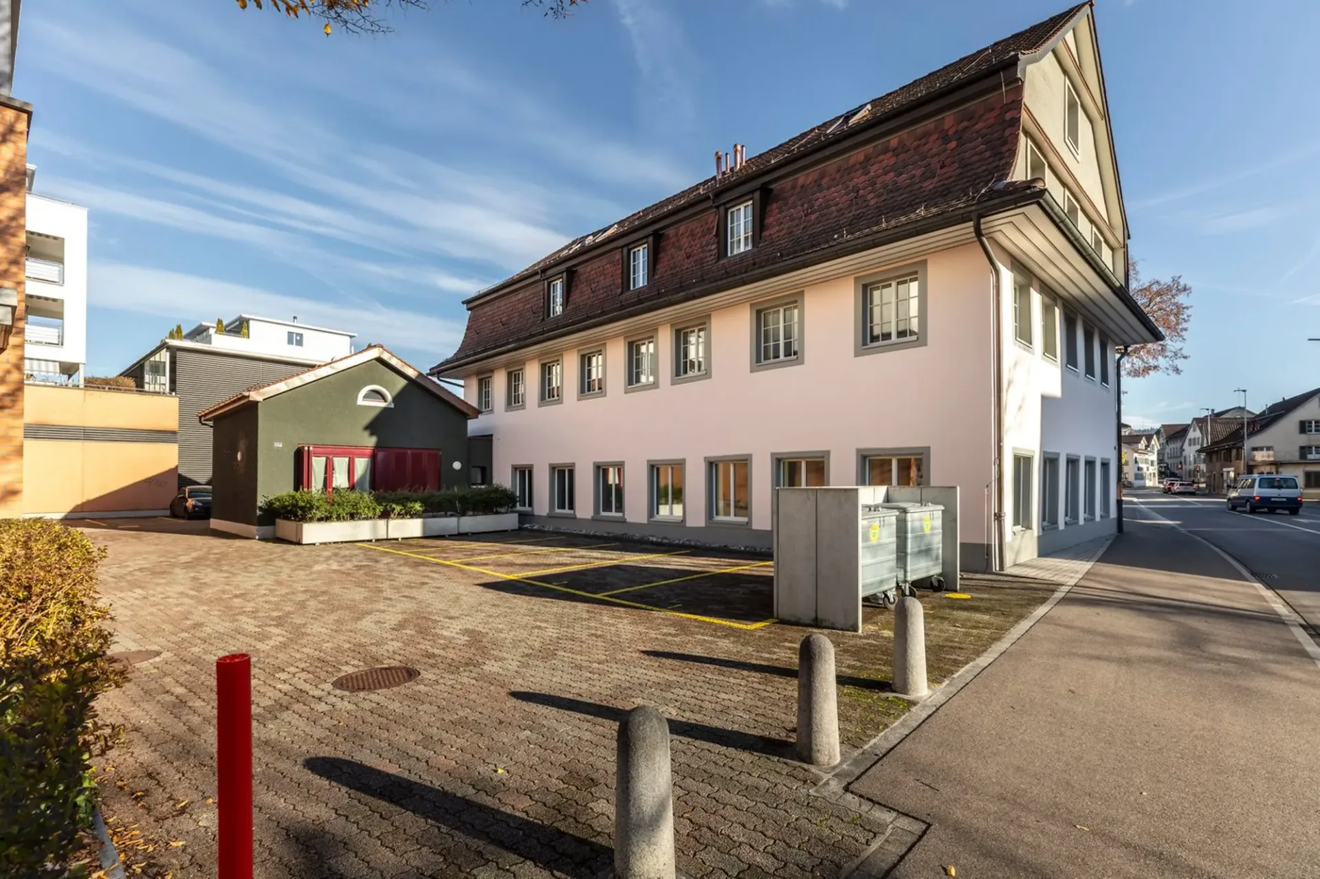 Aussenparkplatz in unmittelbarer Nähe zum Bahnhof Pfäffikon ZH