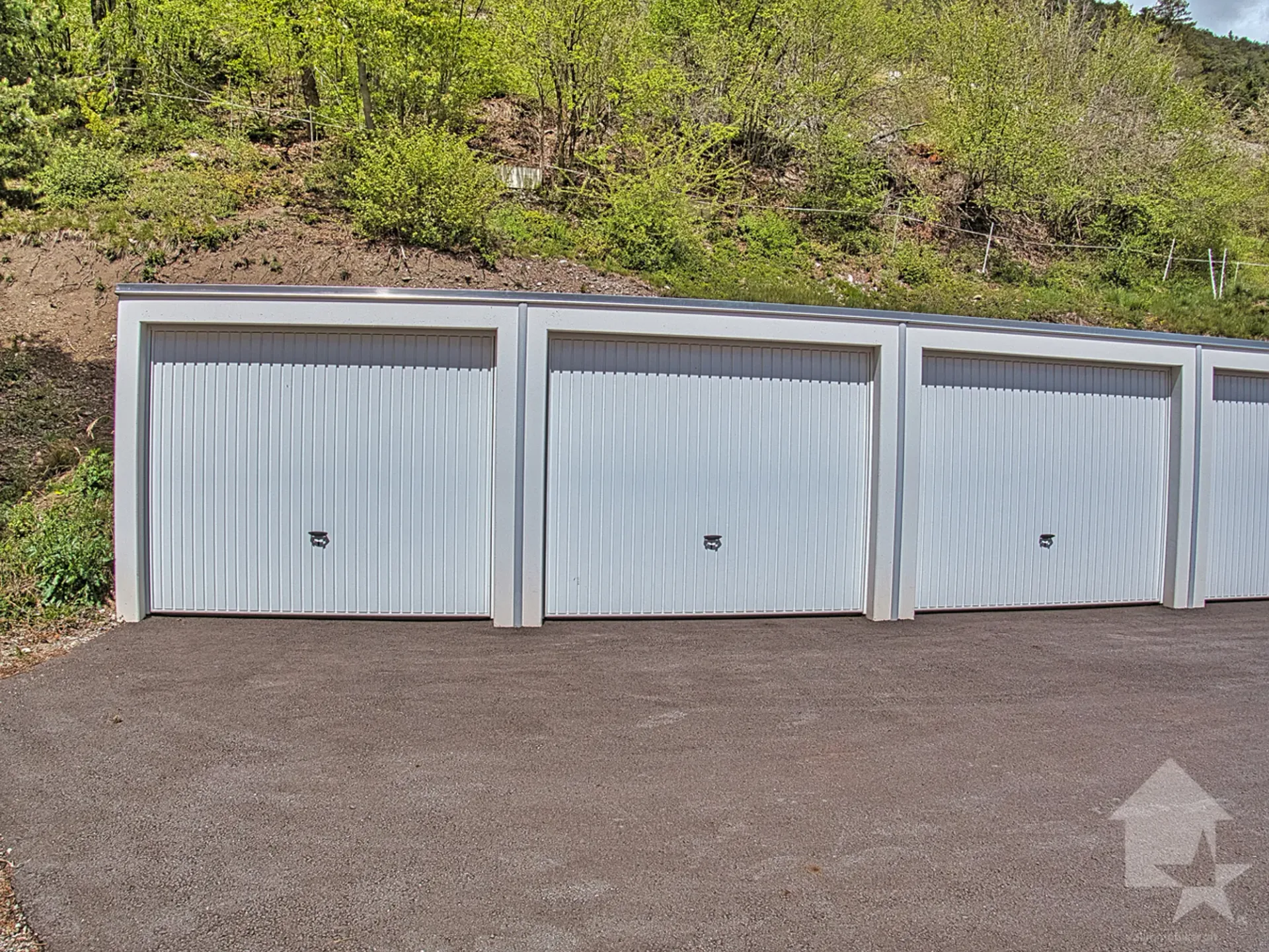 1 garage box à vendre à 1 km au-dessus de Varen