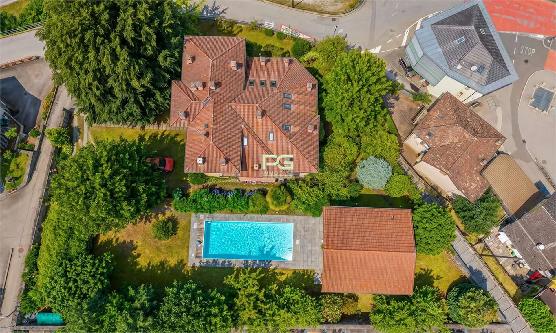 Villa mit 2 Wohnungen, Pool und Nebengebäude