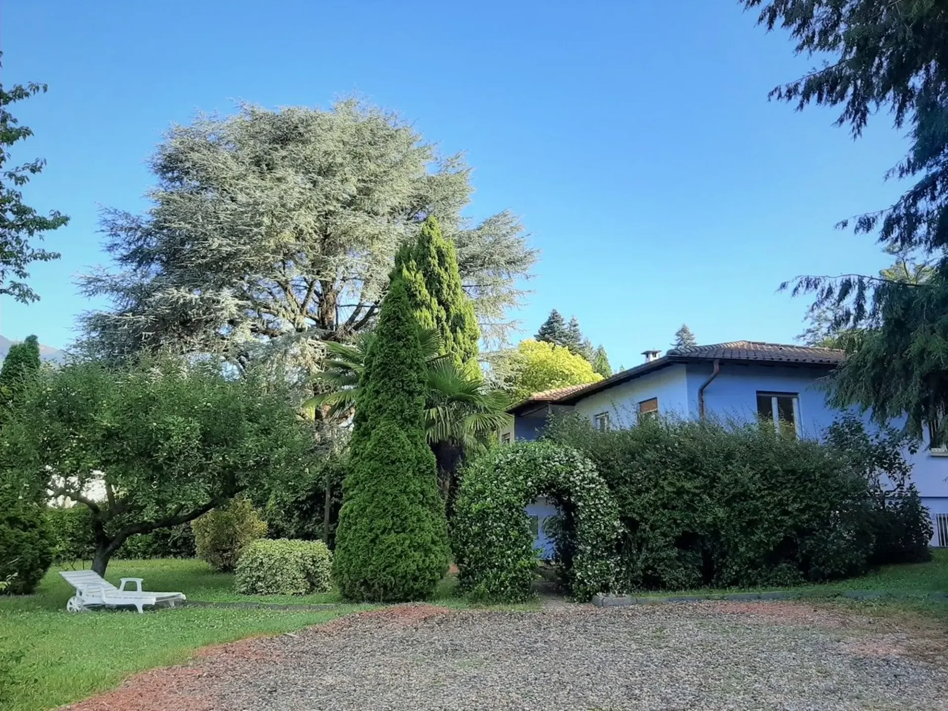 Geräumige Wohnung in einem Einfamilienhaus, umgeben von Grün