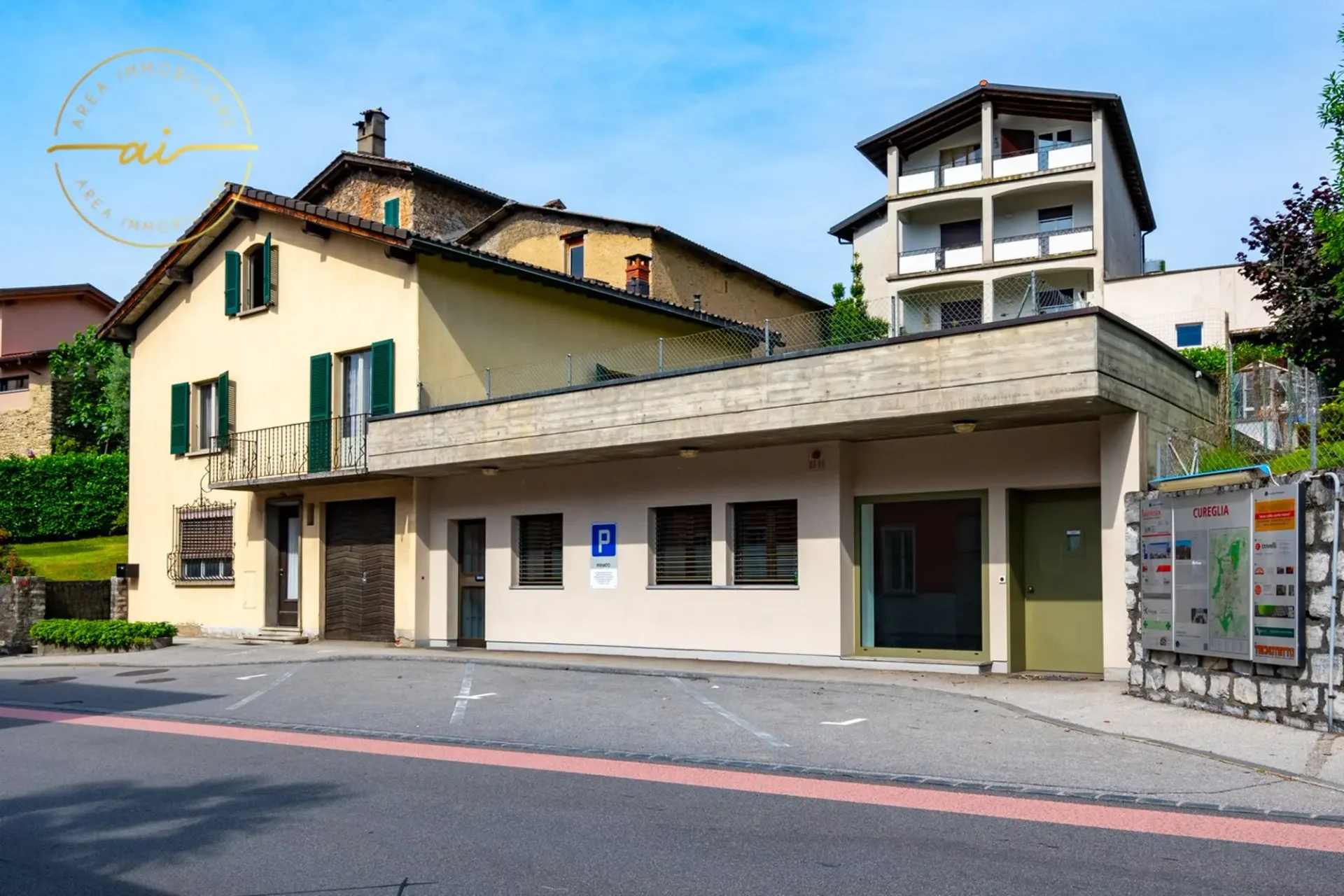 Maison unifamiliale avec local commercial attenant