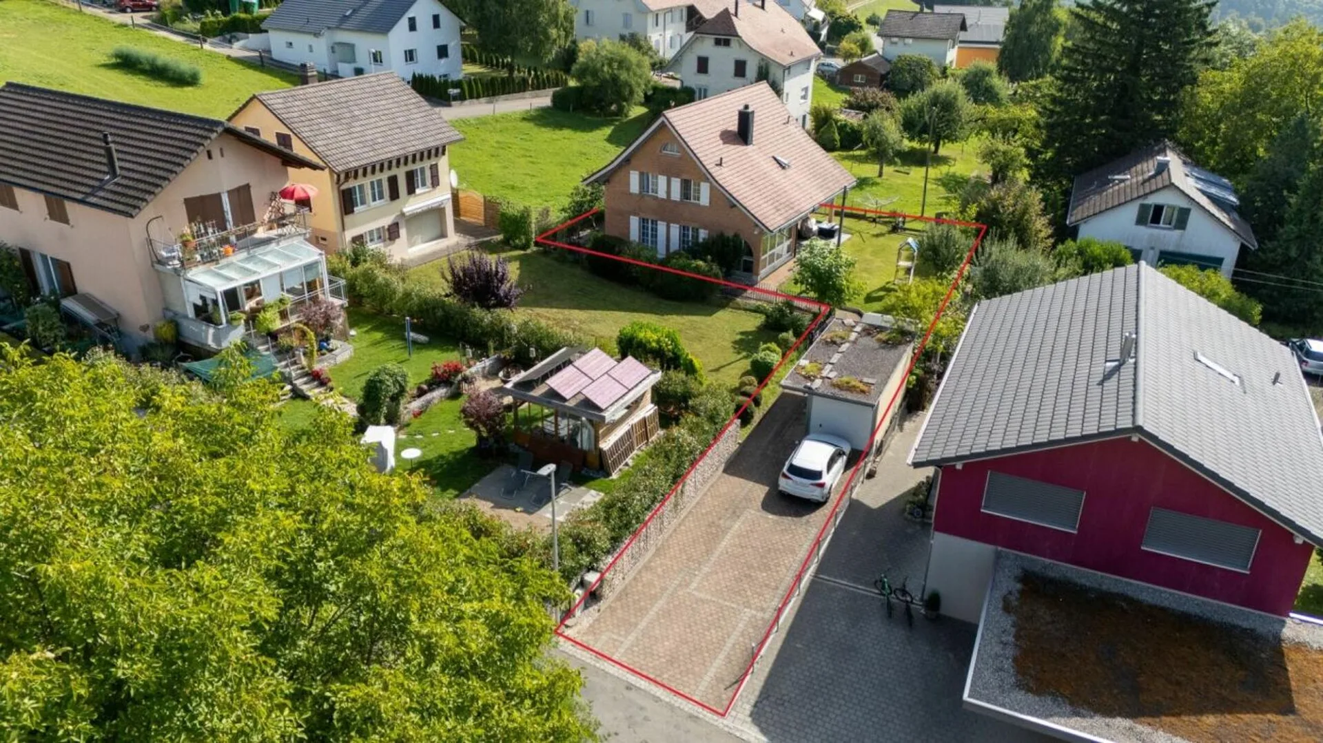Gepflegtes und freistehendes 5.5 Z' EFH mit Garten, Garage und Parkplatz