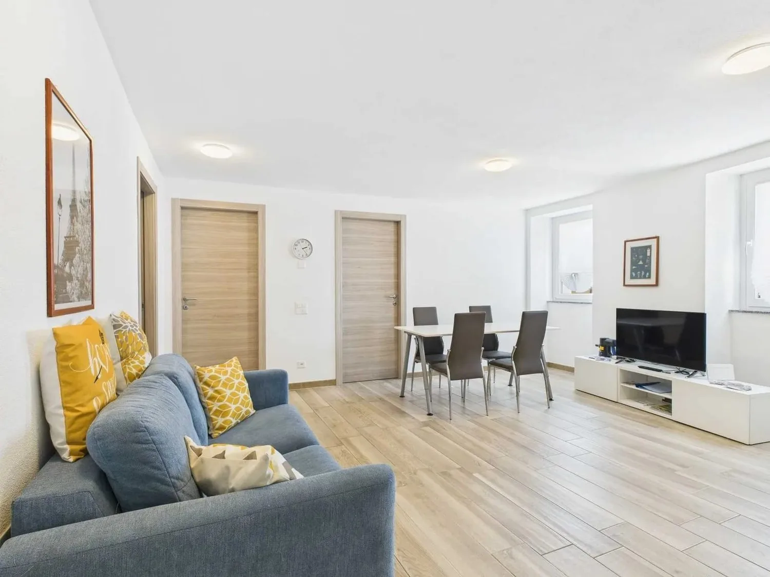 Moderne 3.5-Zimmer-Wohnung, 2019, im historischen Zentrum von Curio