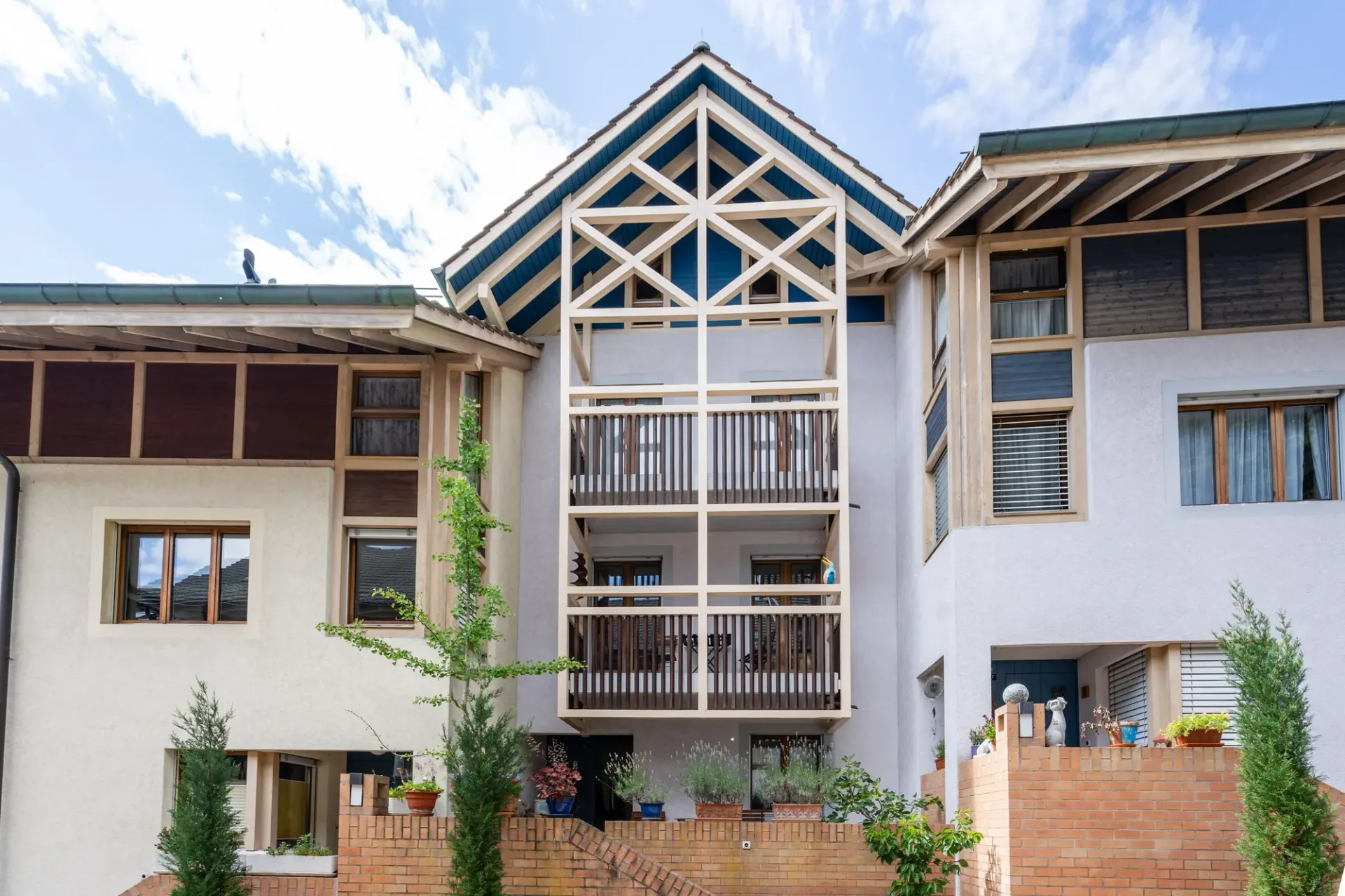 Maison de rangée de 5,5 pièces avec espaces de sièges extérieurs, deux balcons et un emplacement de parking