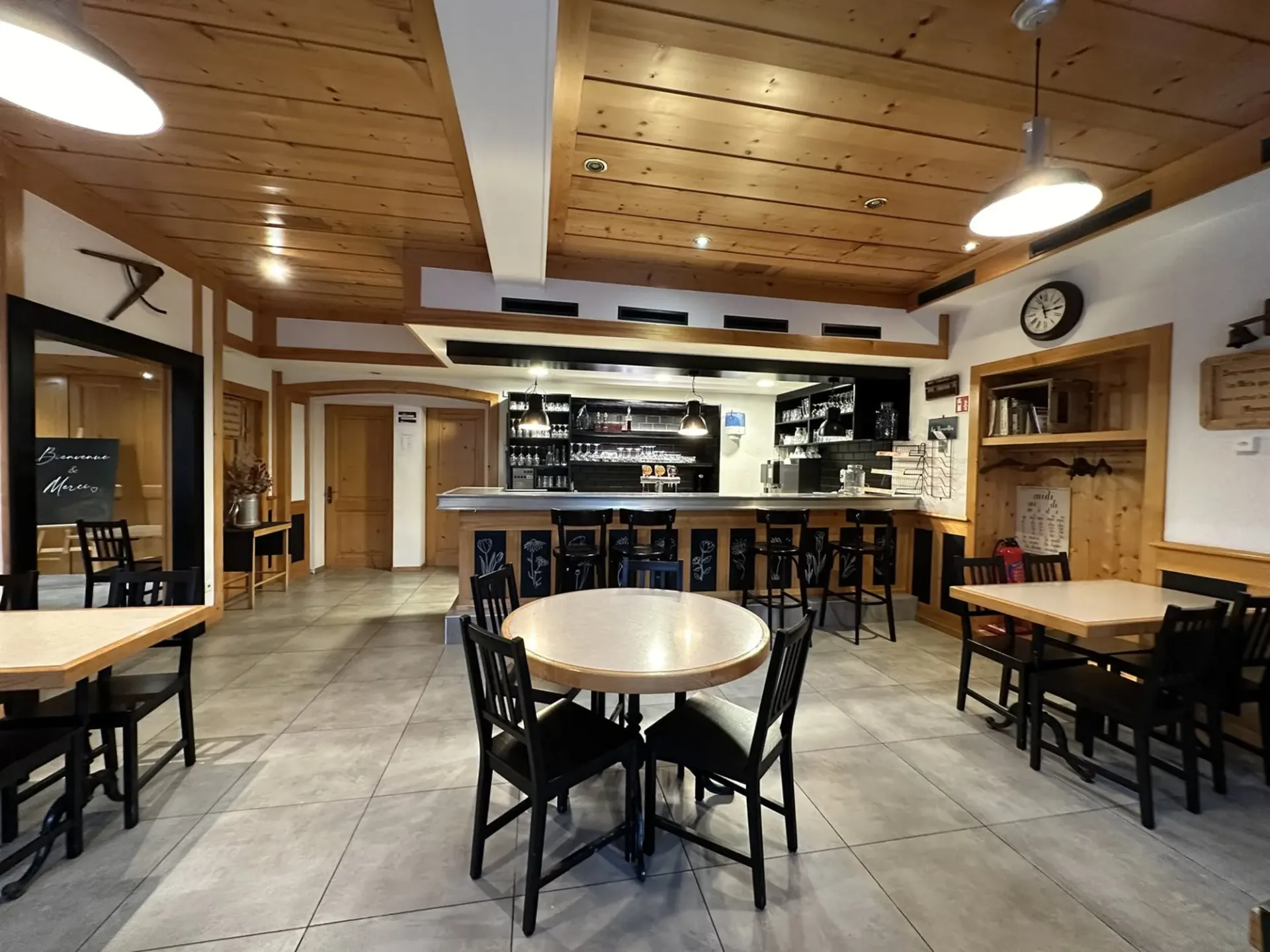 Charming café-restaurant for rent in the heart of La Gruyère