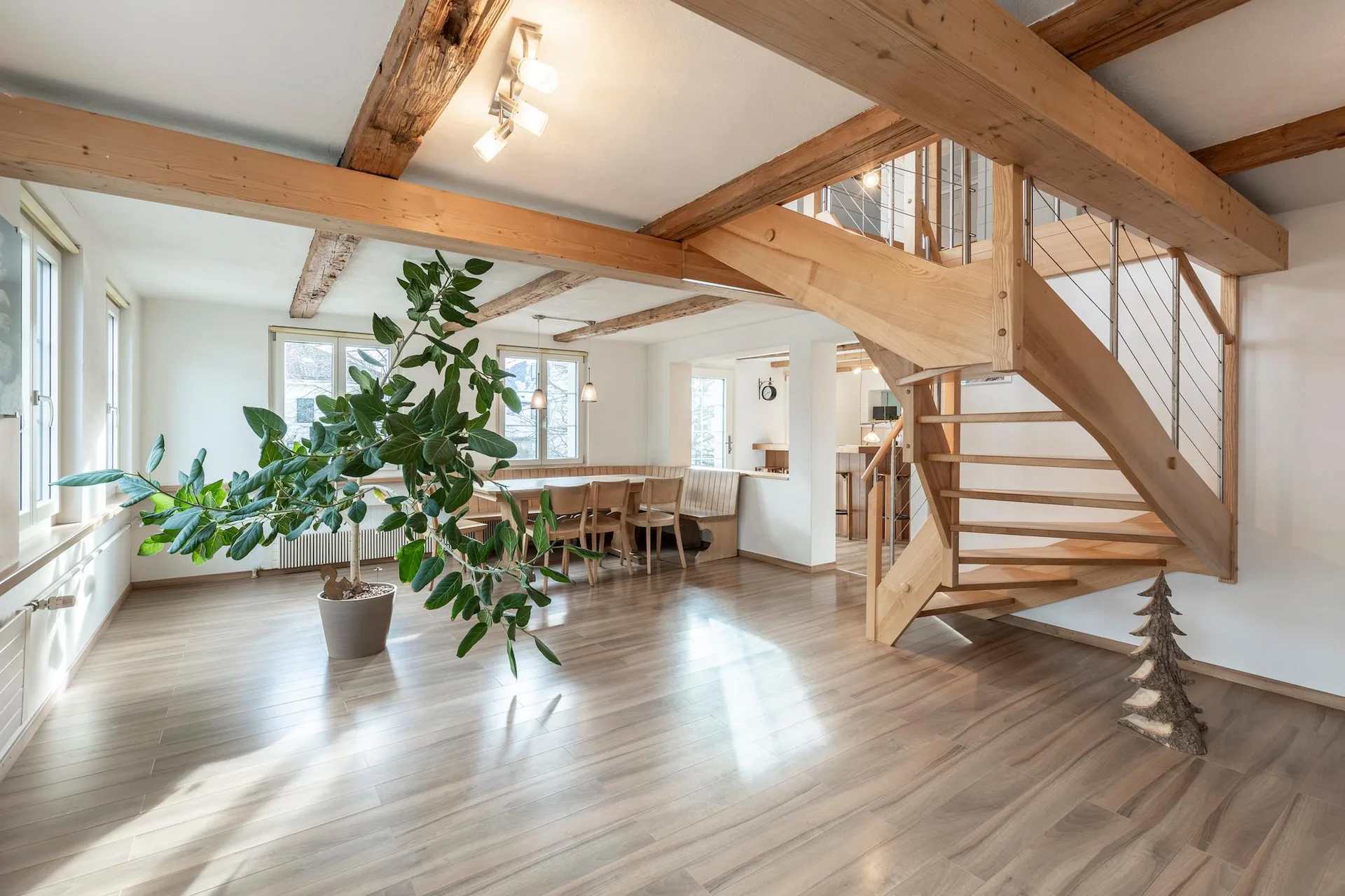 Apartment building with versatile apartment mix and additional spaces