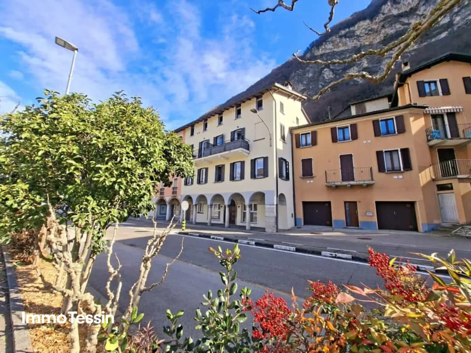 Top Lage direkt am Lago di Lugano, renovierte Wohnung mit Seesicht und 40 m2 privatem Innenhof wenige Minuten von Lugano