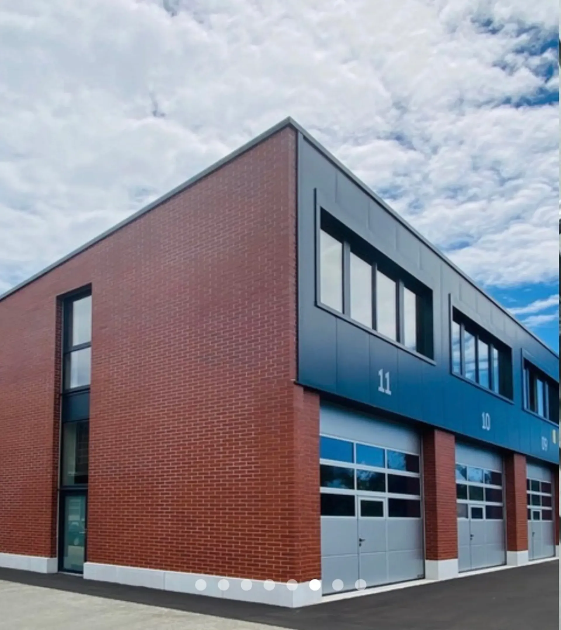 DÉPÔT D'ENV. 60 M² SUR DEUX NIVEAUX AVEC PLACE DE PARKING