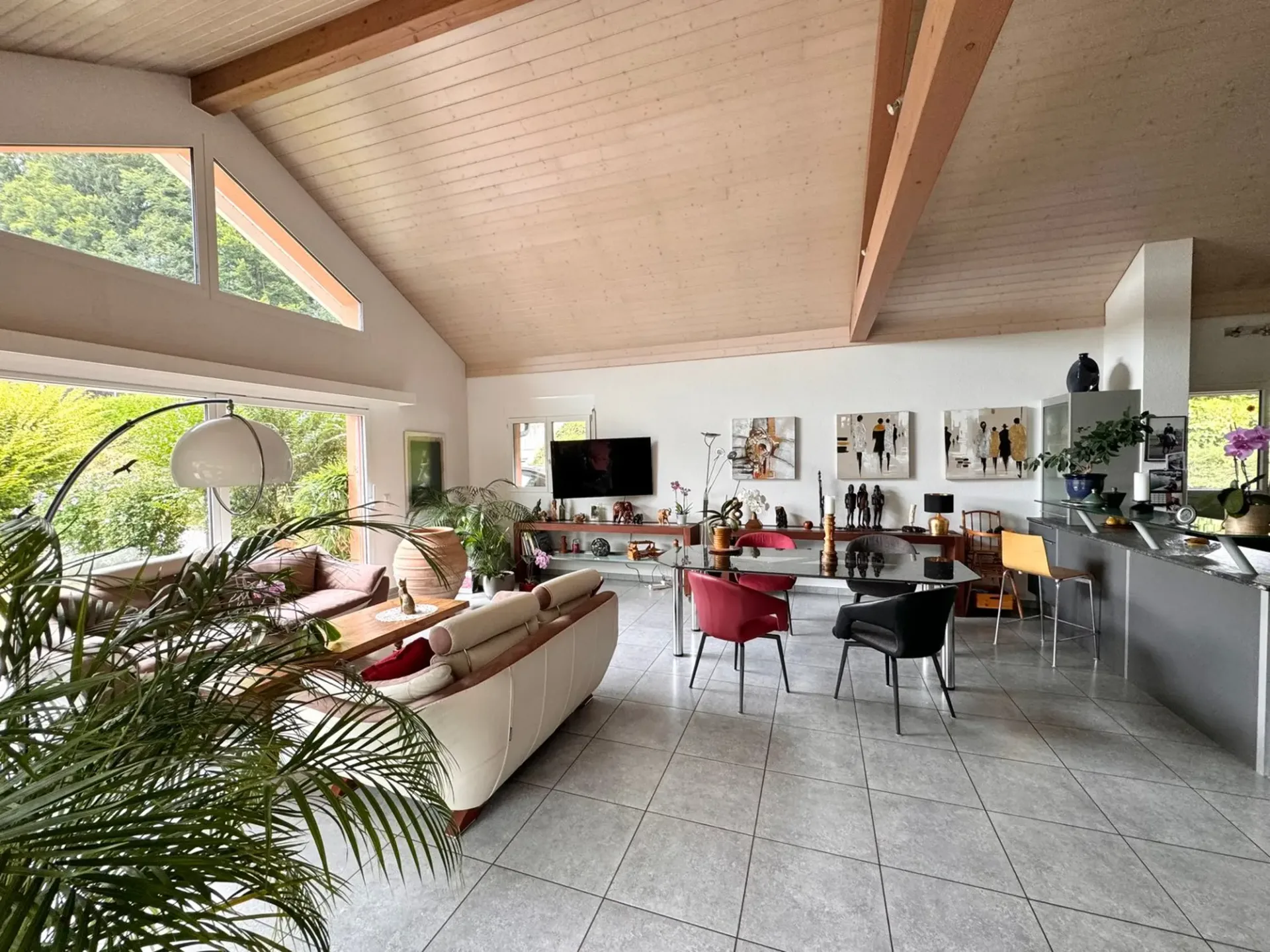 Spacieux 2.5 pièces meublé dans villa avec terrasse et jardin