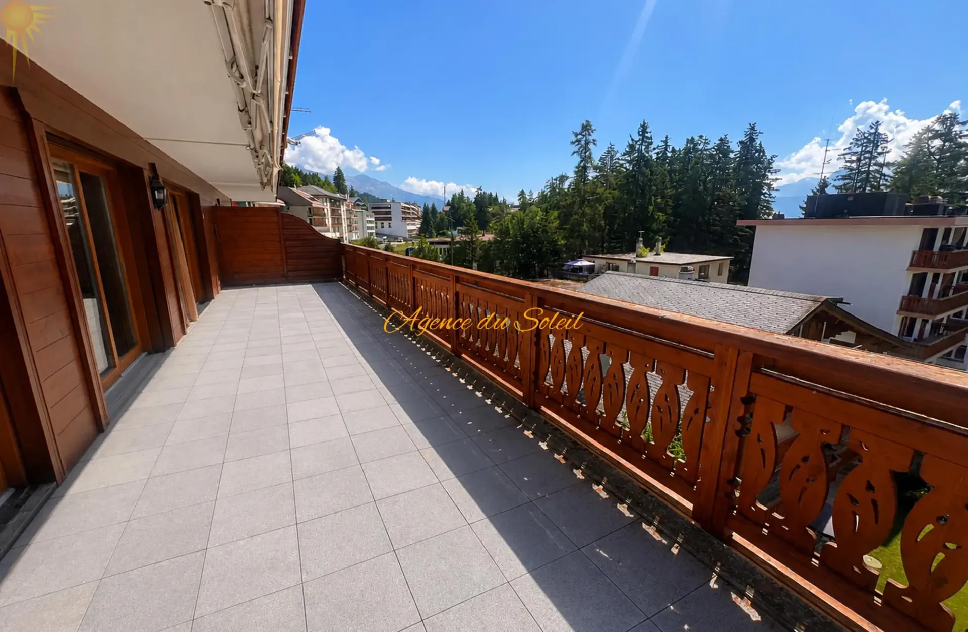 Plein coeur de Crans ! Élégant appartement de standing de 3,5 pièces avec vaste terrasse orientée est!