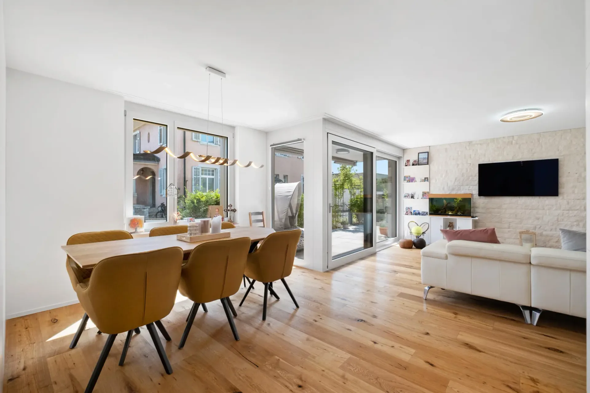 Moderne Gartenwohnung mit privatem Eingang und sonnigem Aussenbereich
