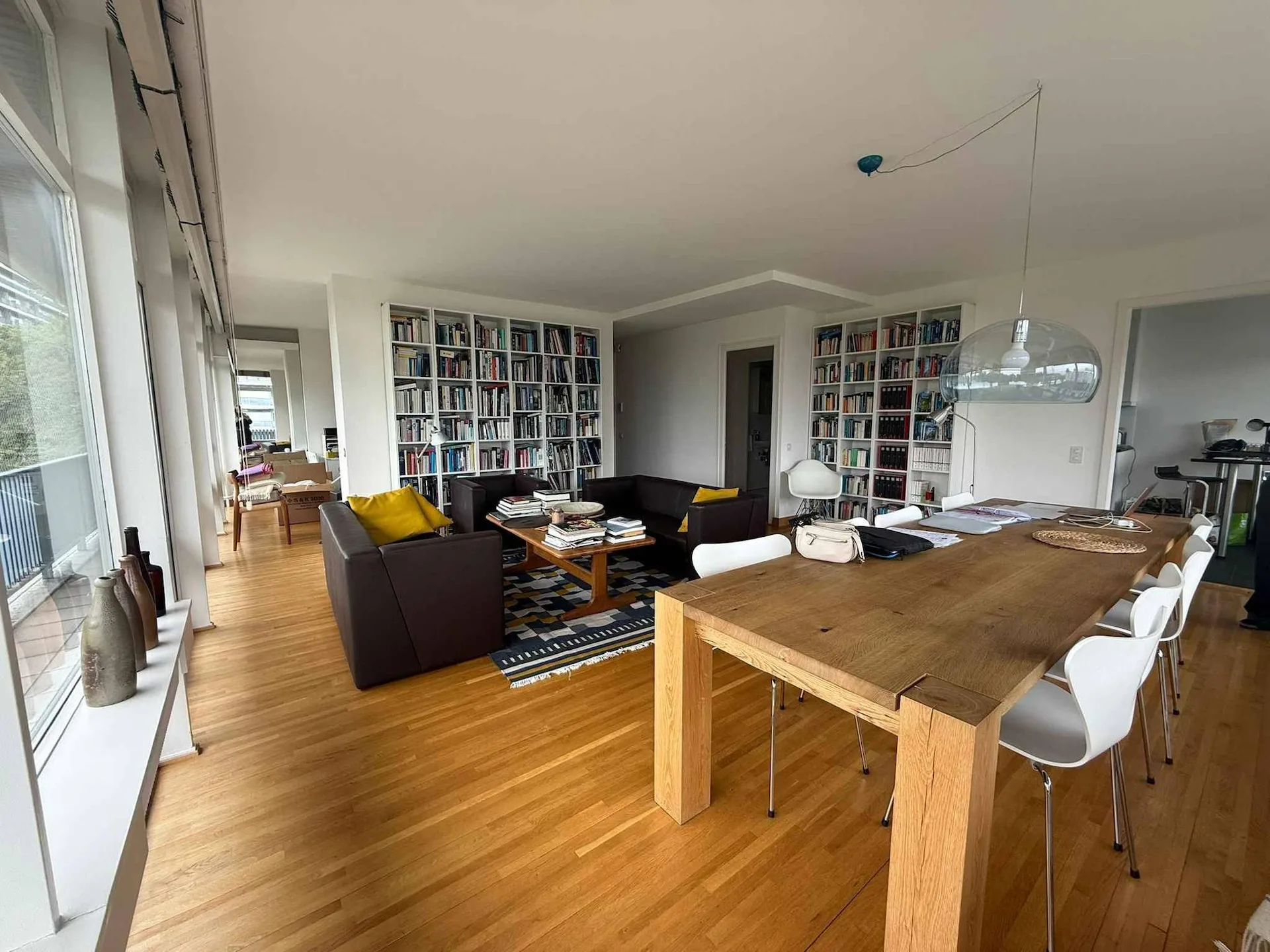 BRIGHT 4-ROOM APARTMENT