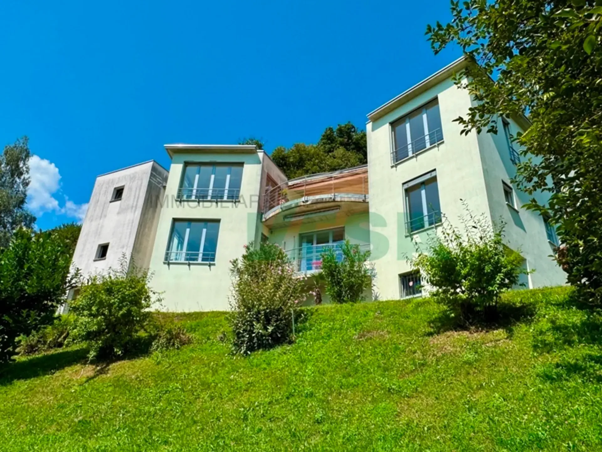 Proprietà di charme con villa, bel rustico e ampio terreno edificabile