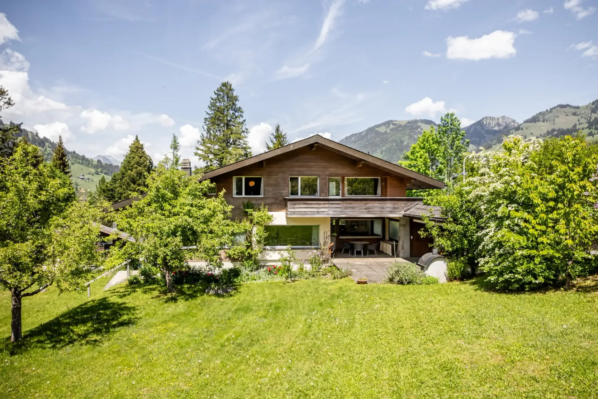 Einmaliges Architektenhaus auf grosszügiger Parzelle in Zweisimmen zu verkaufen