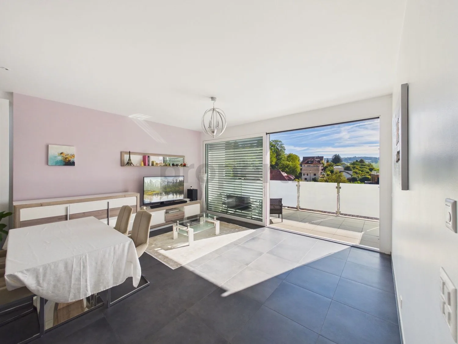 Vista Panoramica sul Castello e le Préalpes, Attico con Altezza del Soffitto di 3 m, Balcone di 12 m² & Parcheggio Incluso!