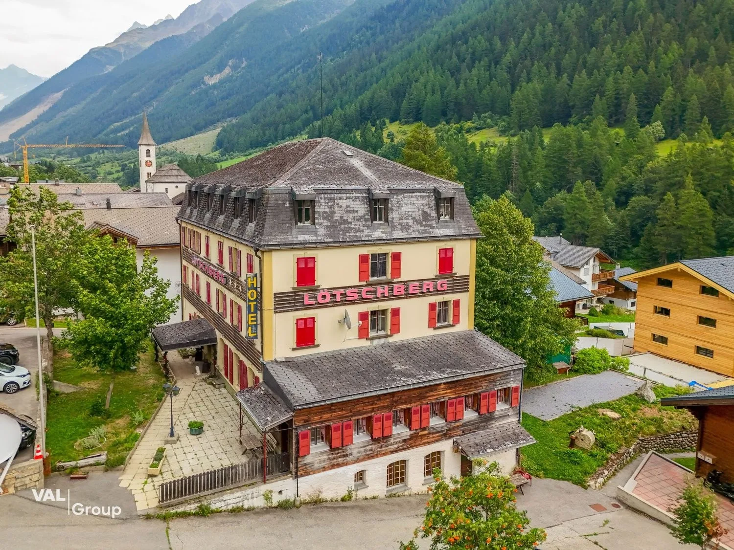 Ehemaliges Hotel mit aussergewöhnlichem Potenzial an traumhafter Aussichtslage im Lötschental
