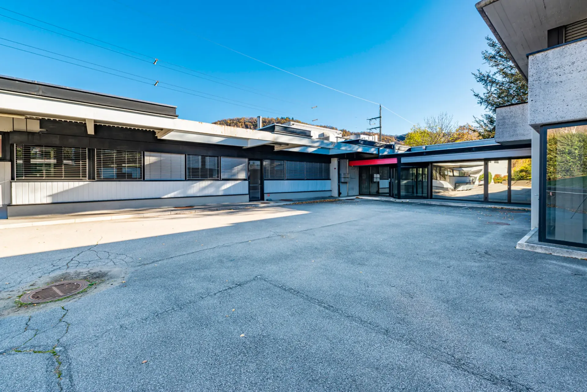 AMPIO SPAZIO COMMERCIALE A TAVERNE