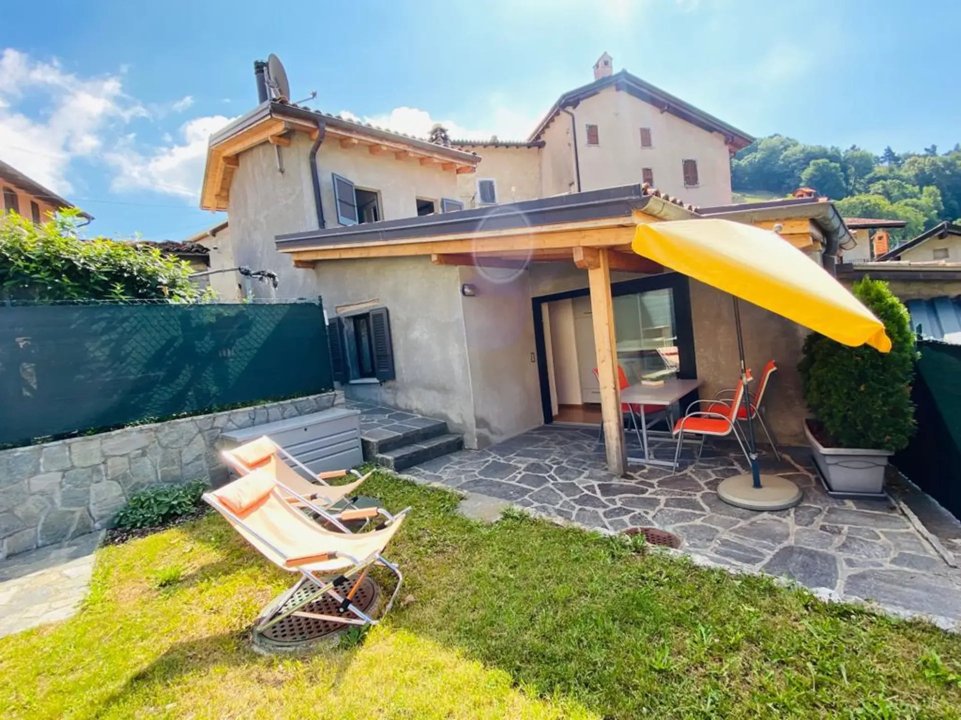 Einfamilienhaus mit Möbeln, Veranda und eigenem Garten in ruhiger und sonniger Lage