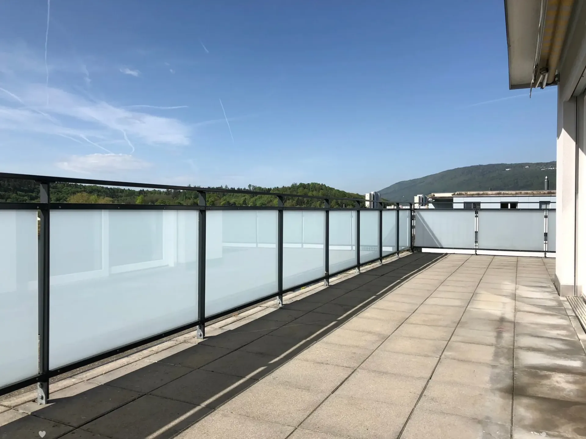 Helle 3-Zimmer-Dachwohnung mit Balkon und Minergie-Zertifikat in Biel