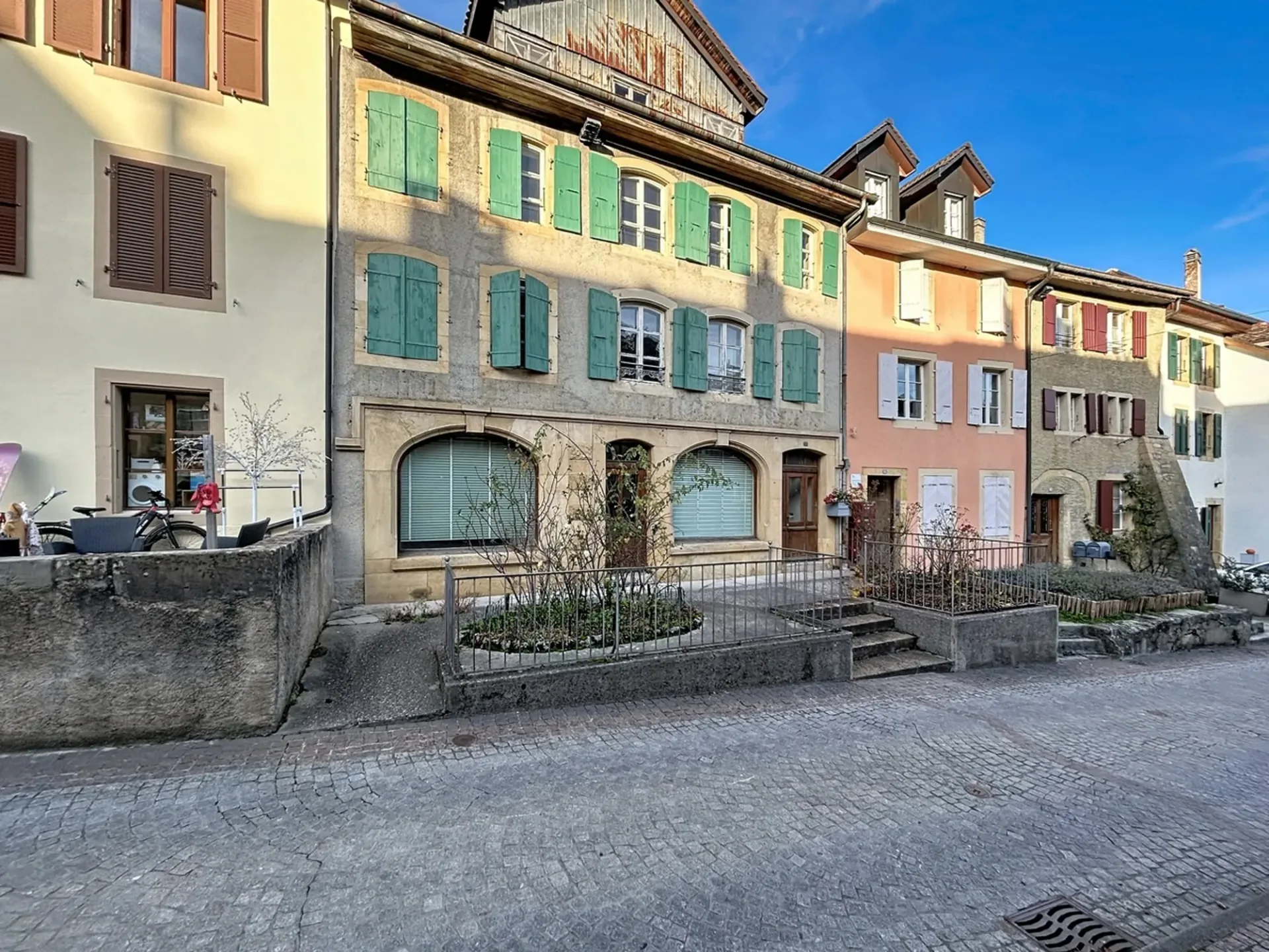 House with 3 levels and attic with very beautiful gardens