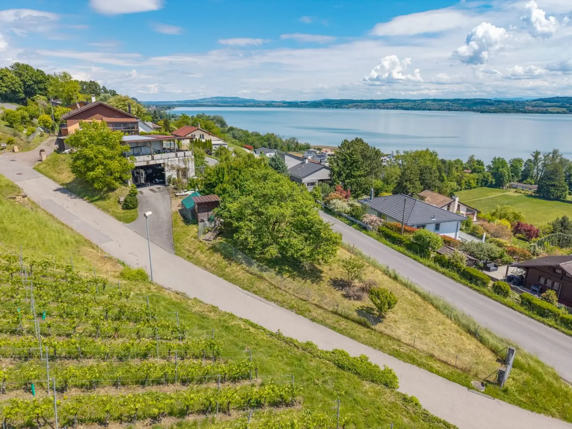 Haus mit Blick auf den Murtensee und Möglichkeit, eine weitere Wohnung oder ein Haus neben dem bestehenden zu bauen