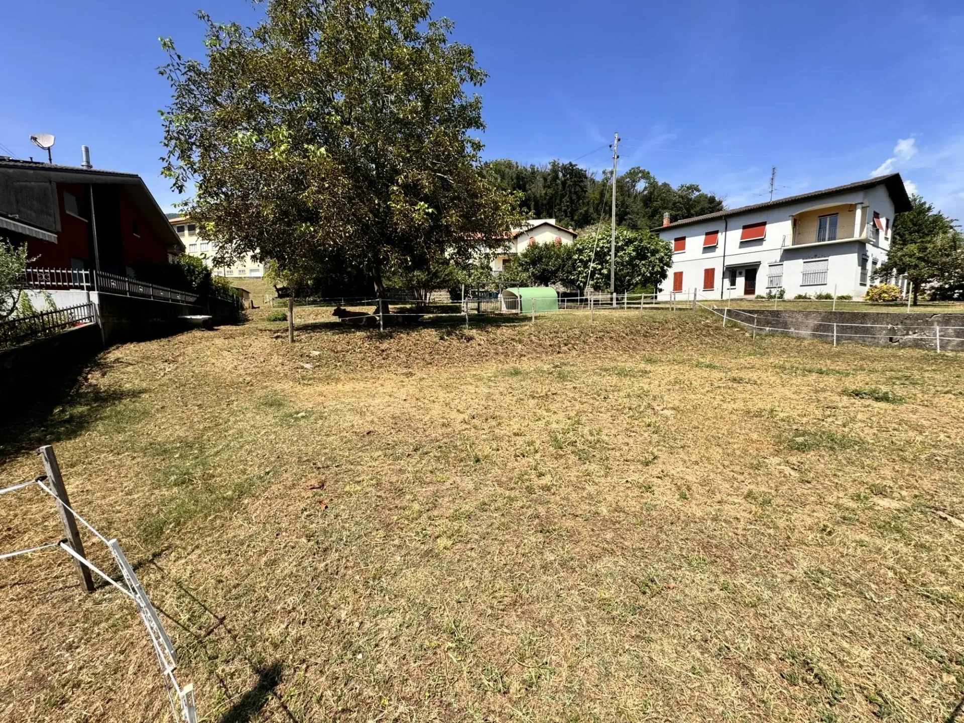 Ebener Baugrundstück von 906 m² mit genehmigter Baugenehmigung in Arzo
