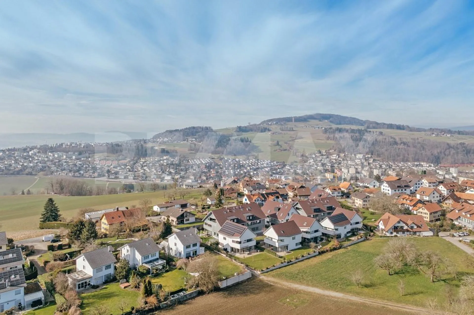Exklusive 4.5-Zimmer-Maisonette mit Galerie, Bilderbuch-Aussicht und nähe zu Zürich