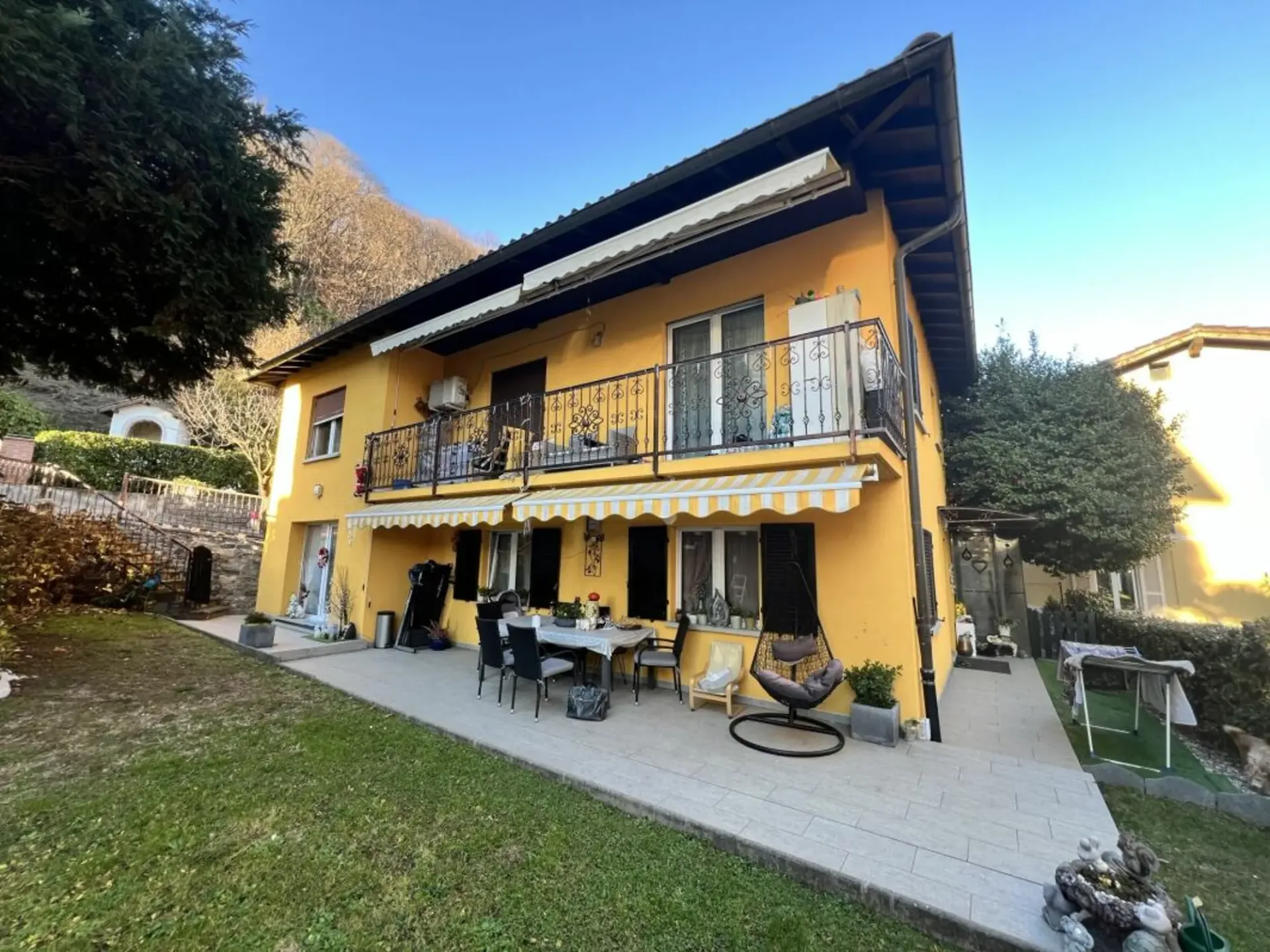 Einfamilien-/Zweifamilienhaus mit 3,5 + 3,5 Zimmern und Garten