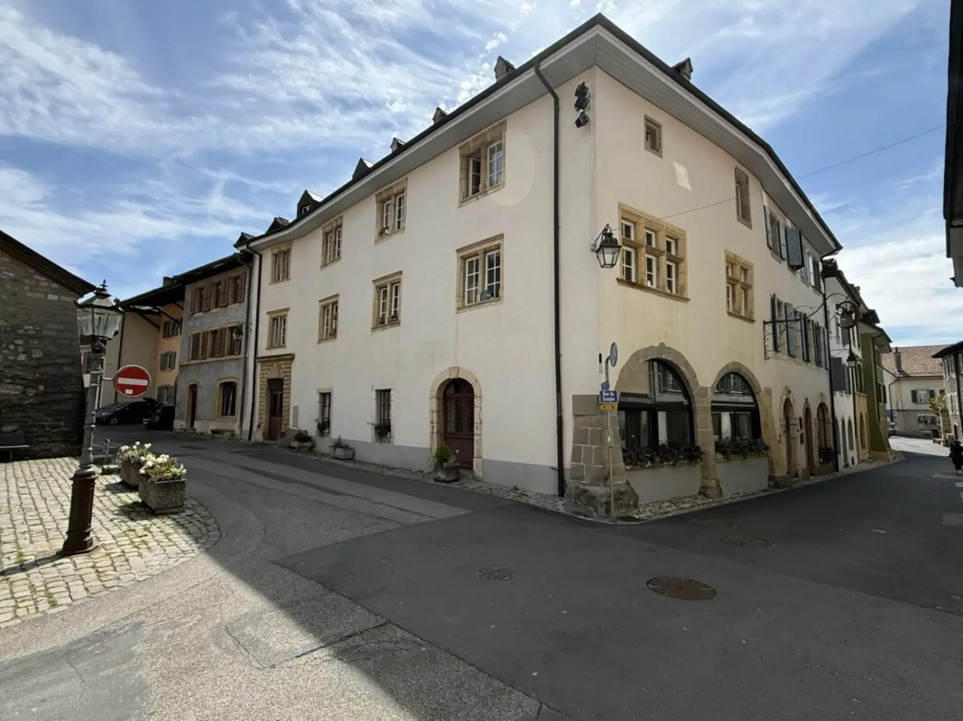 Prächtiges historisches Gebäude mit gemischter Nutzung als Restaurant und Wohnungen