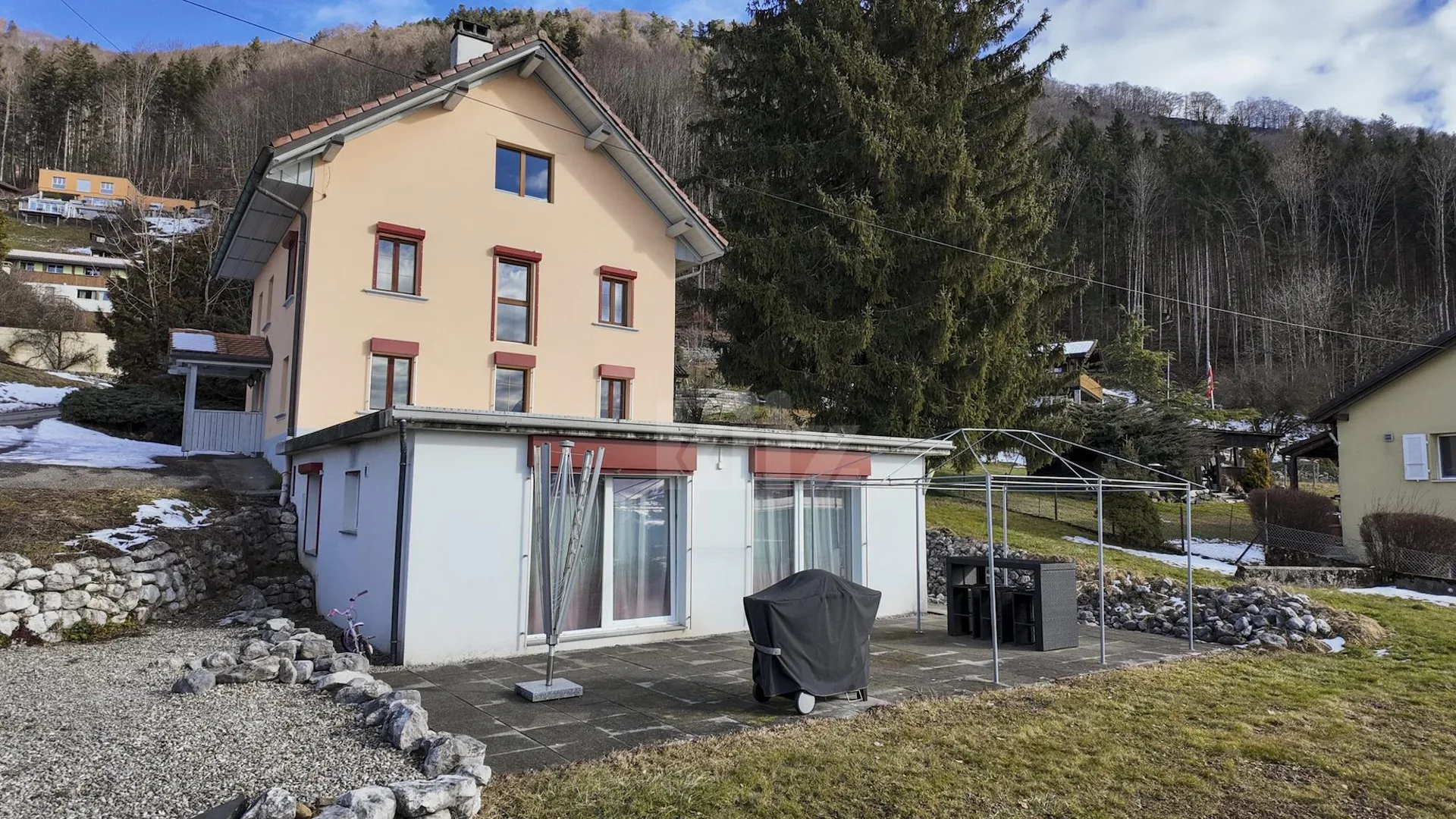 Belle maison de 2 appartements rénovés avec grands jardins