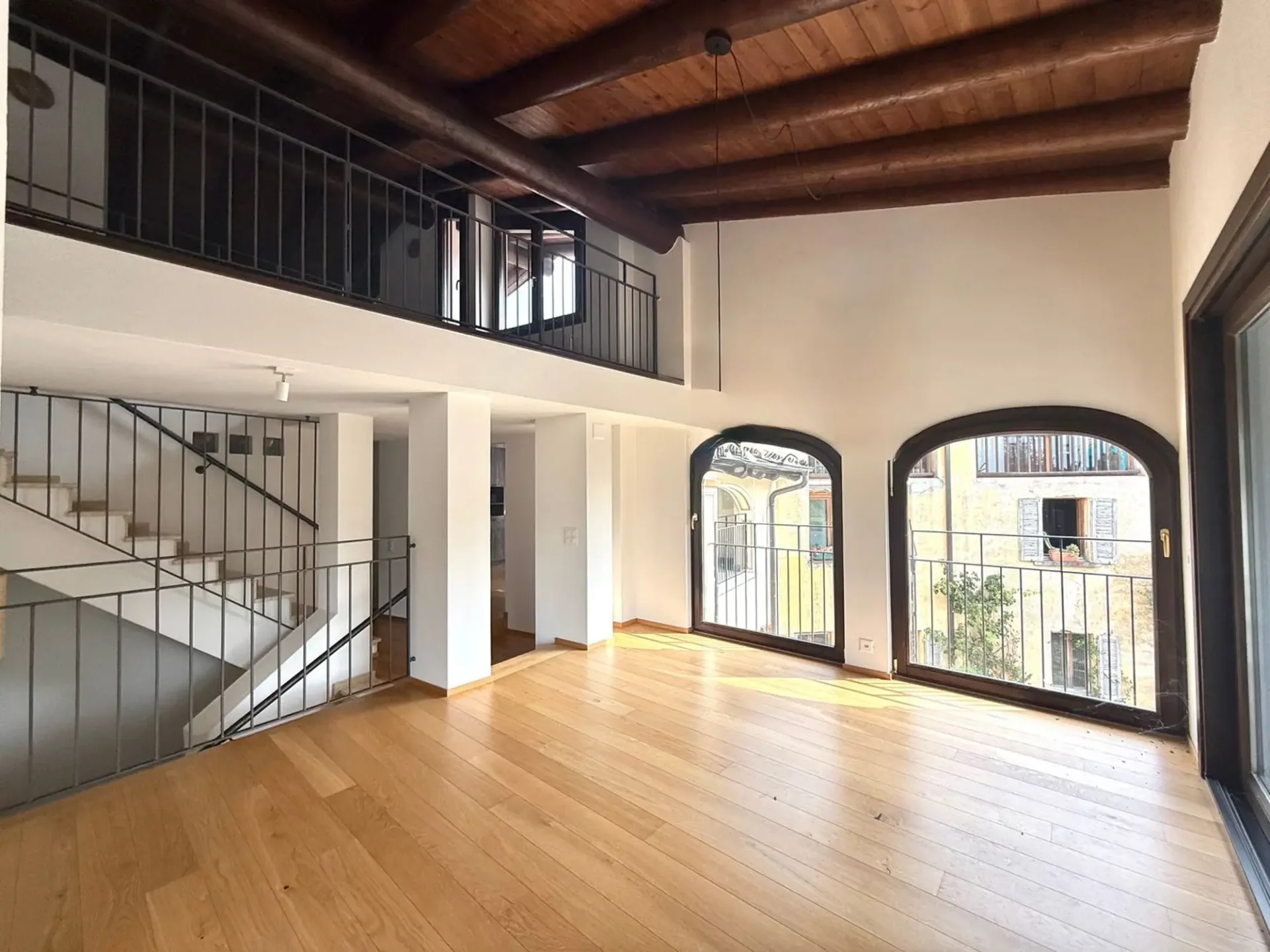 Exklusives Dachduplex mit 5,5 Zimmern, Panoramaloggia und privatem Garten im Herzen von Origlio
