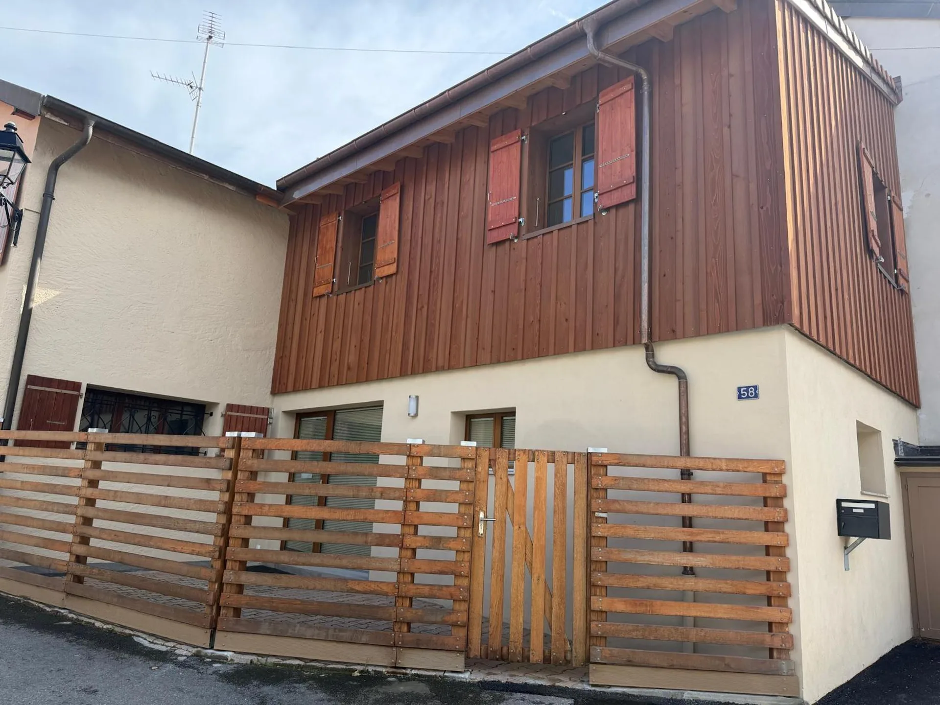Mitten im Dorf Arare gelegenes, vollständig renoviertes Dorfhaus mit 160 m2, das moderne und funktionale Ausstattung kombiniert.