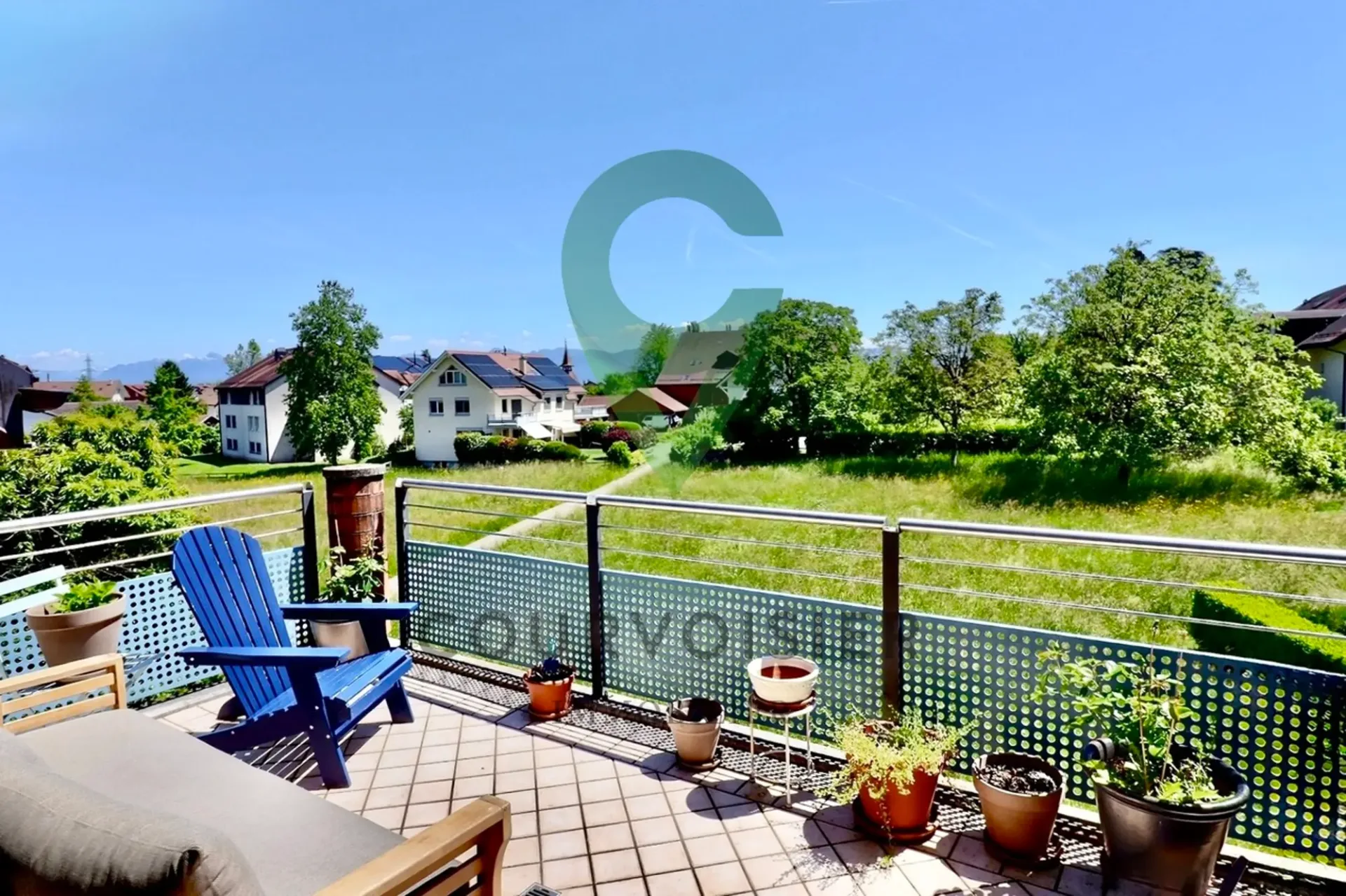 Komfortables Dachgeschoß-Duplex mit Charme und freier Sicht in der Nähe von Nyon