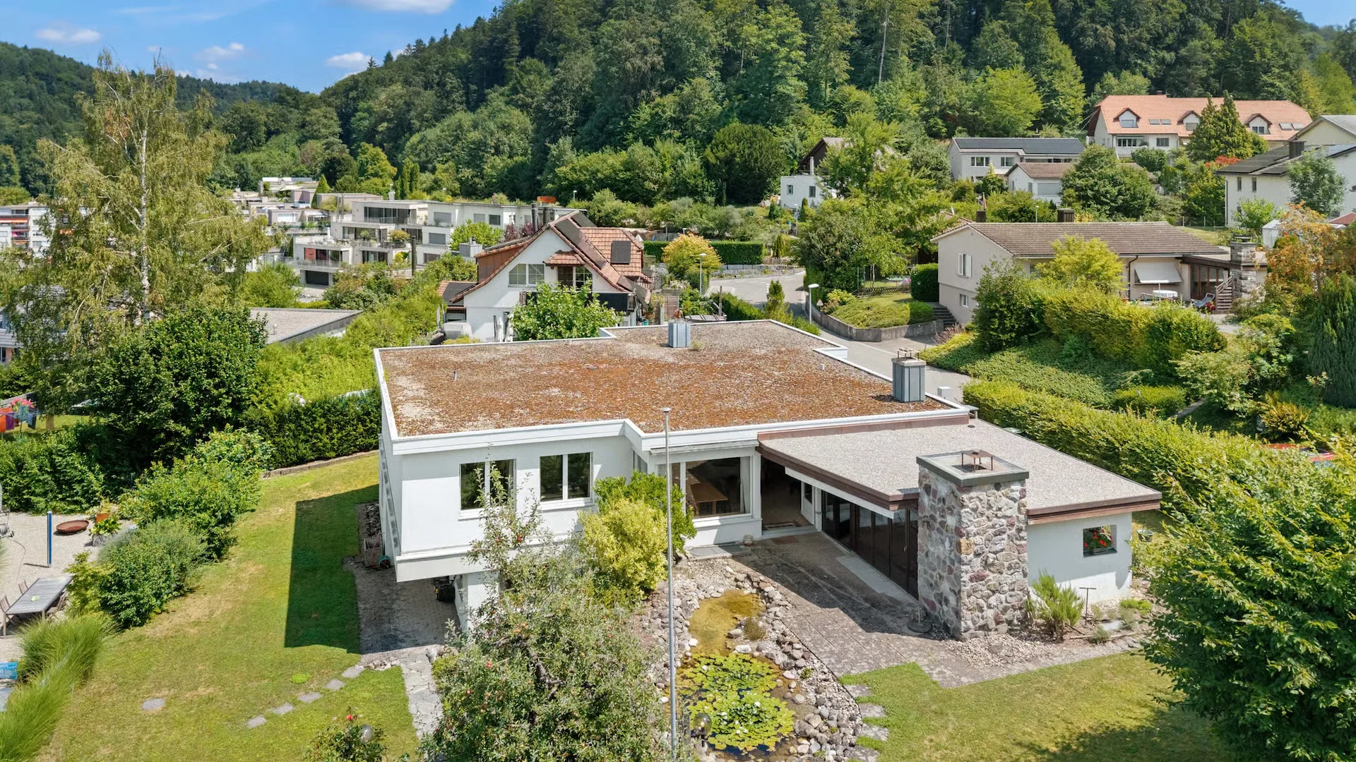 Maison unifamiliale spacieuse sur une pente ensoleillée avec grand jardin