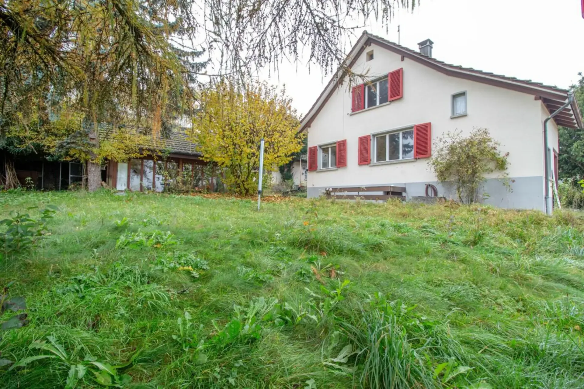 Freistehendes Einfamilienhaus mit Potenzial, separater grossen Werkstatt-/Garagengebäude