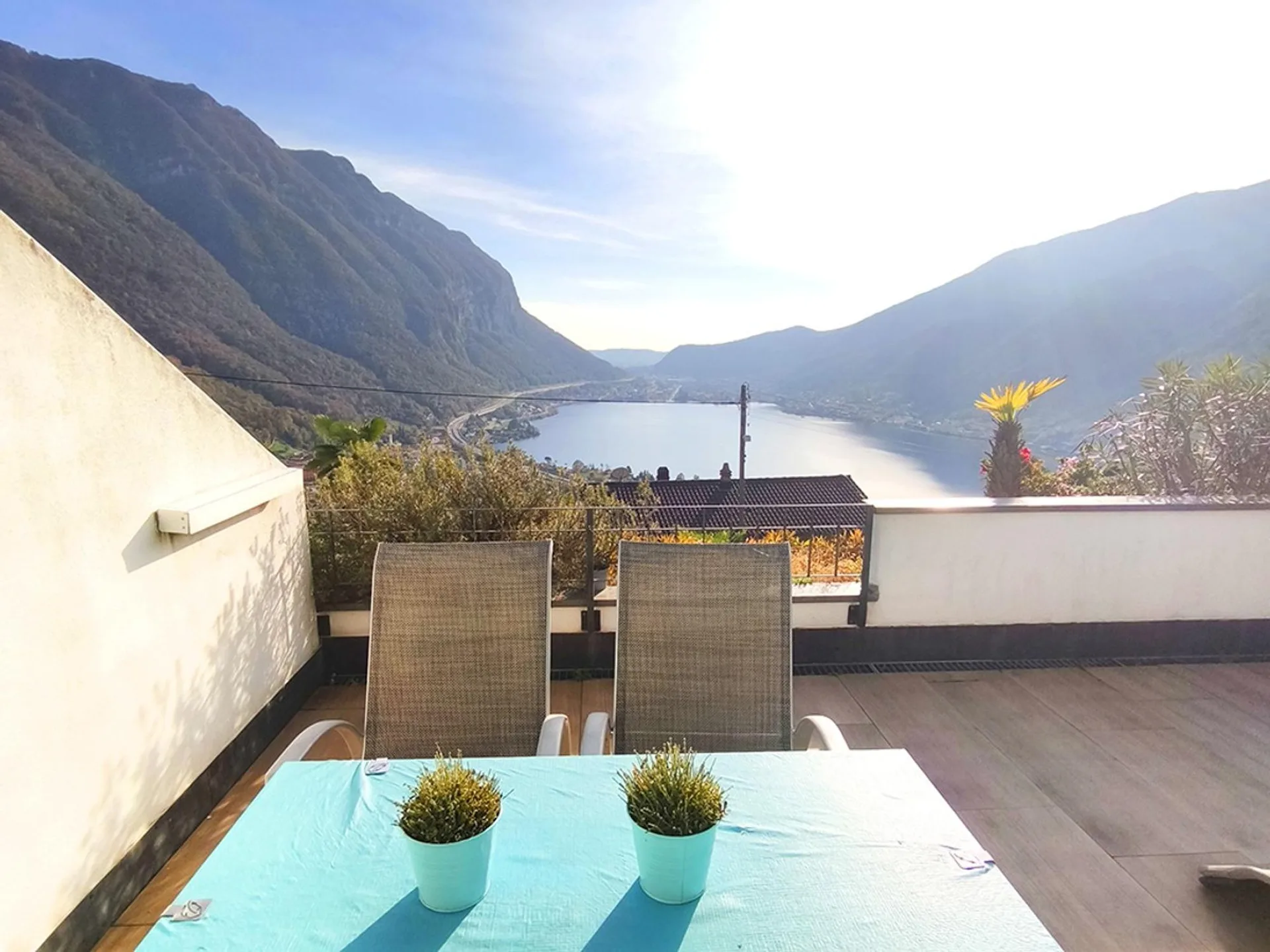 Helles 2,5-Zimmer-Apartment mit großer Terrasse und Seeblick in einer Residenz mit Pool