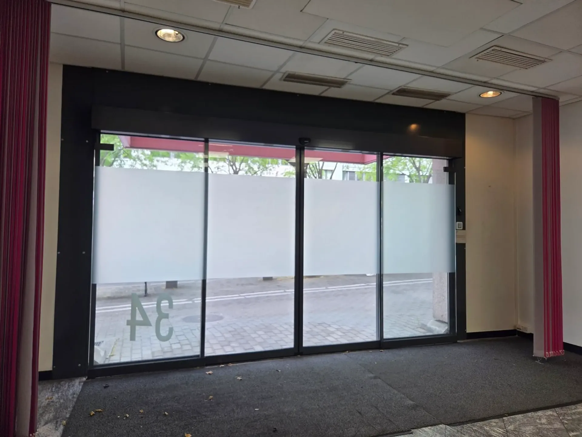 Bürofläche zur Miete mit Straßenfront