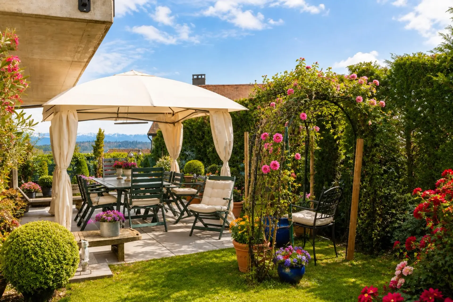 Elegantes Appartement mit großem Garten, großer Terrasse und Blick auf die Alpen und den See