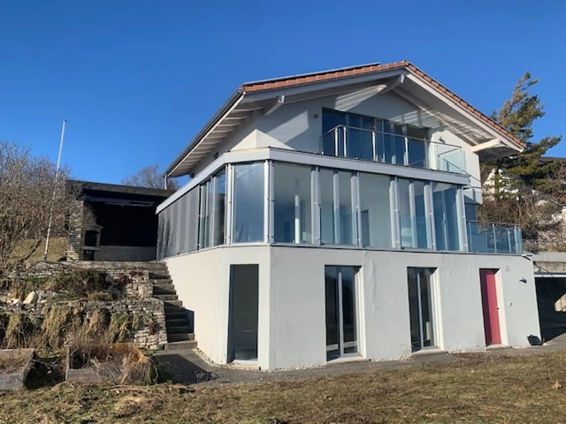 2073 Enges/NE Spacieuse et magnifique villa avec 3 garages et vue sur les 3 lacs