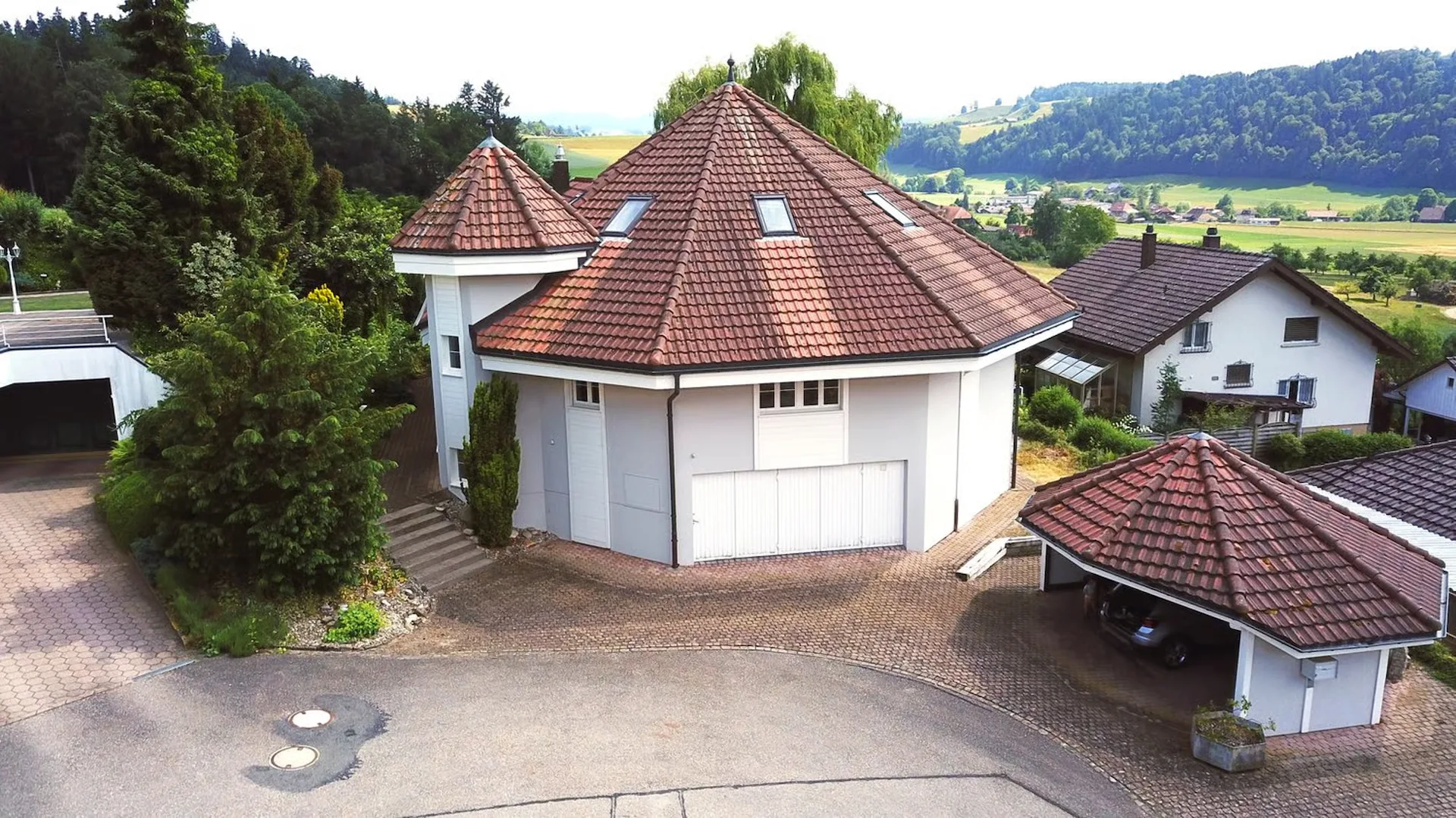 Landhausvilla mit einzigartiger Architektur und Ausbaupotenzial